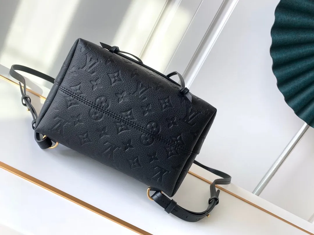 920 top original factory real shot M45205 M45397 The Montsouris backpack, which was launched in 1994, is covered in Monogram Empreinte embossed leather, embellished with retro metal buckles and LV charms. The zippered outer pocket allows for easy access, and the adjustable shoulder strap provides a comfortable shoulder carrying experience. Detailed Features 27.5 x 33.0 x 14.0 cm (Length x Height x Width) Embossed cowhide Cowhide leather trim Microfiber lining Metal hardware Leather carrying handle Adjustable leather shoulder strap Magnetic closure with drawstring Removable leather LV charm Zippered exterior pocket Open interior pocket Handles: Single handle