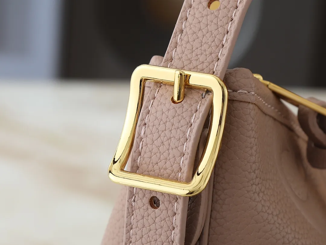 💰240💰Upgraded from the original M24141 M46288 M46293 M46277 M46298 M46203 CarryAll small handbag is made of Mono gram Empreinte embossed leather. It has a generous structure and a neat inner layer. The large inner bag adds functional elements. Comes with a Monogram embossed zipper clutch secured by a leather strap. A personal companion for urban life. Dimensions 29 x 24 x 12 cm (length x height x width)