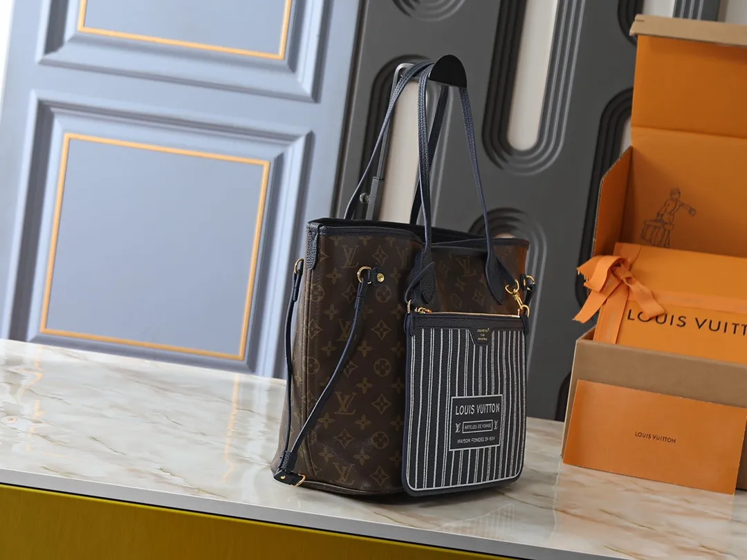 💰Large 130, Small 240💰Upgraded original version 🔥Double-sided available🔥M12061 M25665 M14994 M11946 M12099 M40995 The legendary neverfull medium handbag: always able to meet your various needs for handbags. It has a large capacity but is not bulky. It is stiff and soft to the touch, making it suitable for home and travel. Tighten the side ties and it instantly transforms into a stylish urban handbag. Loosen the straps and it transforms into a chic and practical handbag. The slender leather handle can be carried over the shoulder or between the arms. The model shown here is made of damier azur canvas. Size: large 31x28x14, small 25x16x10