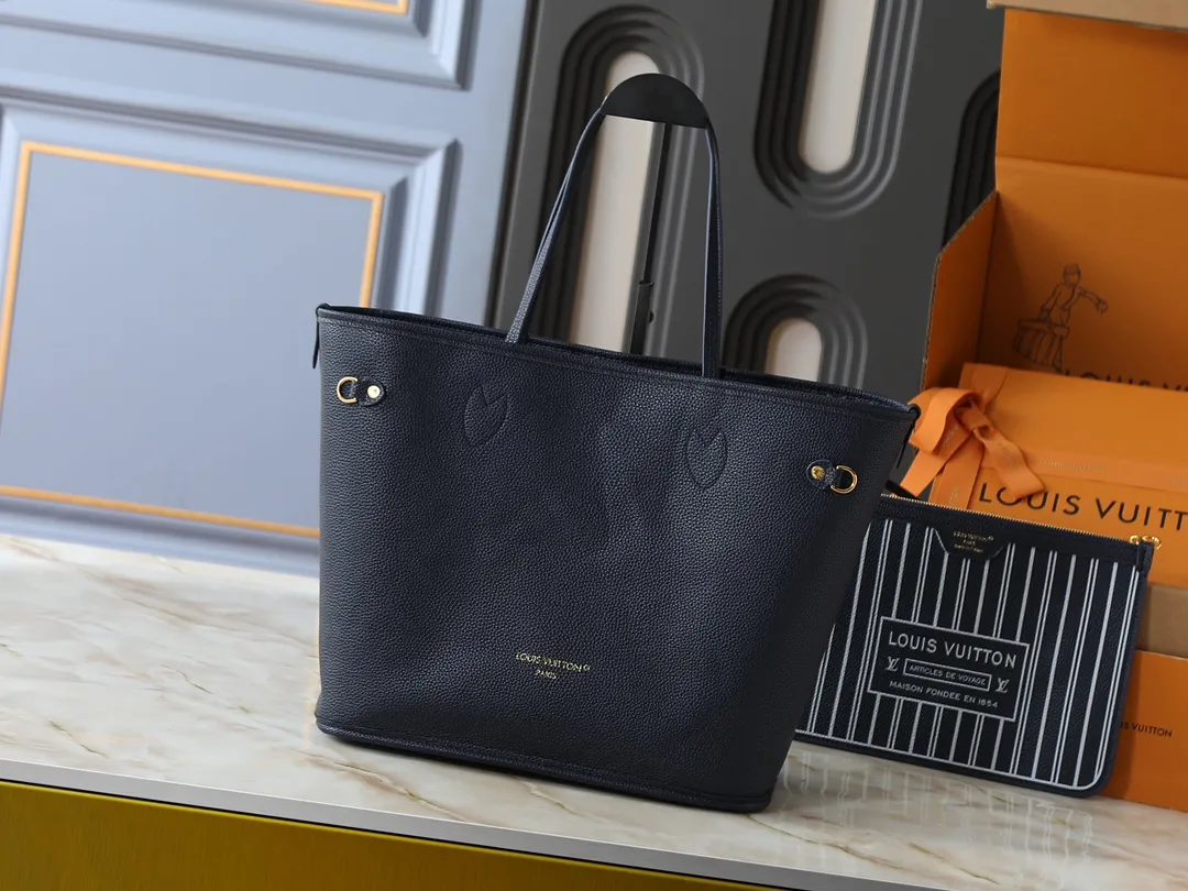 💰Large 130, Small 240💰Upgraded original version 🔥Double-sided available🔥M12061 M25665 M14994 M11946 M12099 M40995 The legendary neverfull medium handbag: always able to meet your various needs for handbags. It has a large capacity but is not bulky. It is stiff and soft to the touch, making it suitable for home and travel. Tighten the side ties and it instantly transforms into a stylish urban handbag. Loosen the straps and it transforms into a chic and practical handbag. The slender leather handle can be carried over the shoulder or between the arms. The model shown here is made of damier azur canvas. Size: large 31x28x14, small 25x16x10