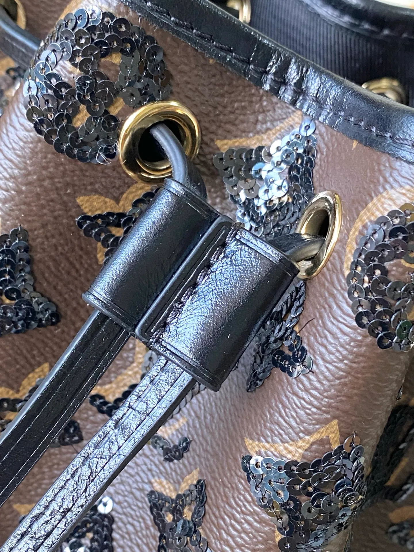 💰1180 Top original order M26284 This NoeBB handbag is from the LVSki series. The canvas body is decorated with bright Monogram pattern sequins. The glossy appearance is suitable for attending night occasions in the countryside and the city. The dazzling thick chain reinterprets the original 1932 configuration, and is just the right size to store your favorite lipstick and other personal items. Dimensions: 22 × 17.5 × 13 cm