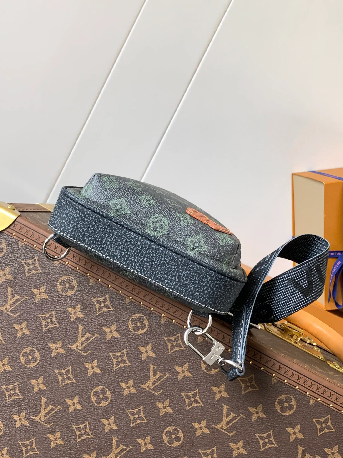💰900 Top original order M46344 silk screen green flower Top original order Transcoding chip AVENUE shoulder bag The Avenue shoulder bag made of Damier Graphite canvas is the perfect companion for urban life: small and fashionable, showing a casual and uninhibited attitude. "Smart" shoulder strap design, suitable for carrying on the left or right shoulder. Styling design to improve carrying comfort; double zipper opening and closing design to ensure safe placement of valuables Dimensions 20 x 31 x 10cm