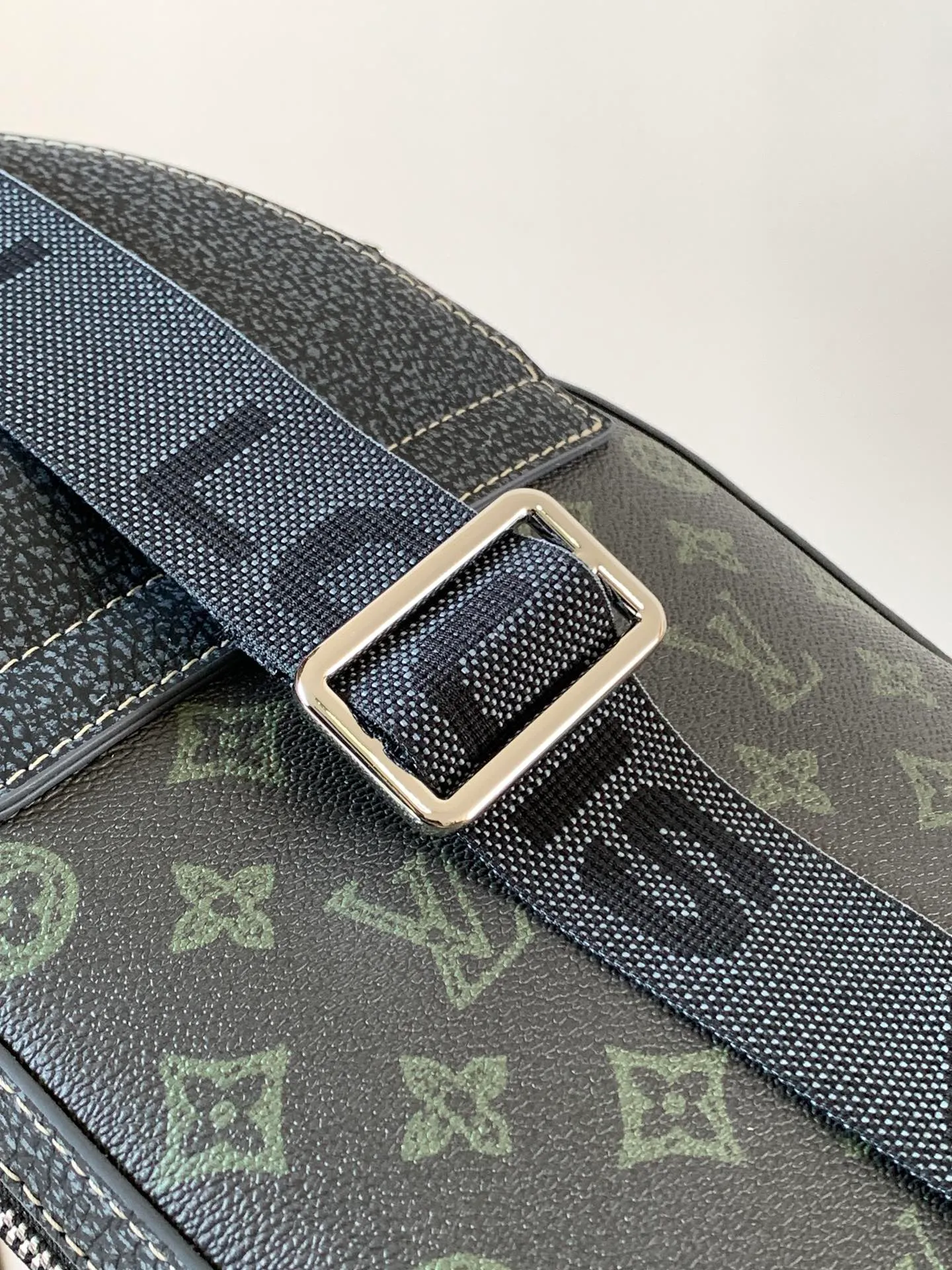💰900 Top original order M46344 silk screen green flower Top original order Transcoding chip AVENUE shoulder bag The Avenue shoulder bag made of Damier Graphite canvas is the perfect companion for urban life: small and fashionable, showing a casual and uninhibited attitude. "Smart" shoulder strap design, suitable for carrying on the left or right shoulder. Styling design to improve carrying comfort; double zipper opening and closing design to ensure safe placement of valuables Dimensions 20 x 31 x 10cm