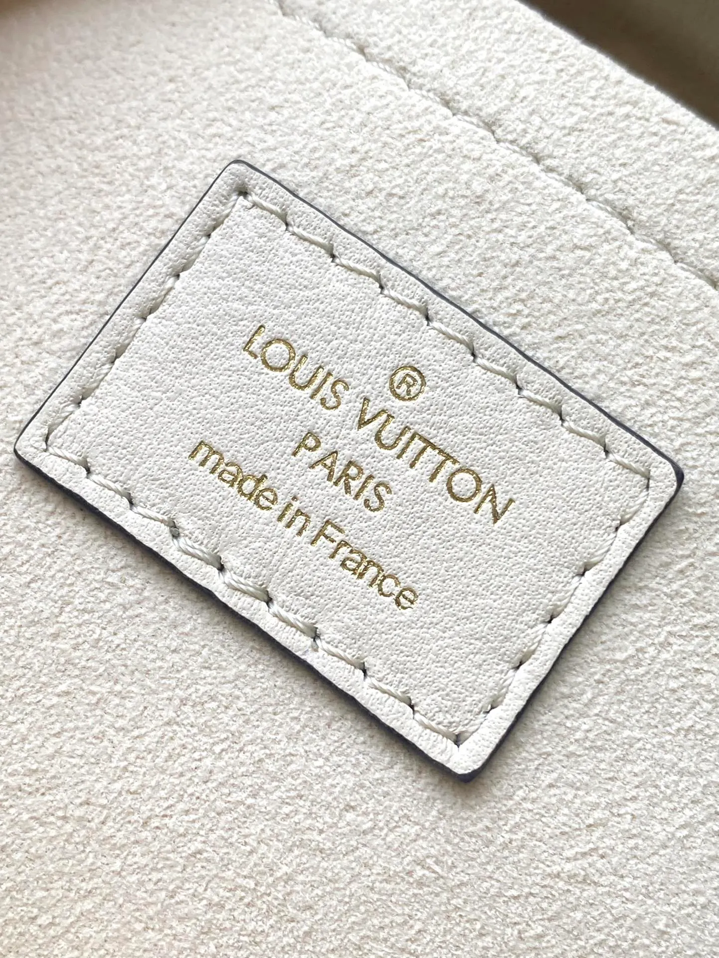 💰1160 (top layer leather) top original order M58954, support counter inspection, duty-free goods photos taken are consistent with the product, unopened packaging. This product is an exclusive duty-free product in the market and is the highest-end product. Inspection is supported. This product has passed strict inspection and is flawless. Please wear gloves when touching the product. This product is not returnable or exchangeable. Please confirm the product first and then remove the label on the handle. This product is temporarily not open to the public, only regular customers, and is in short supply. Dimensions: 20.5 x 13.5 x 12 cm