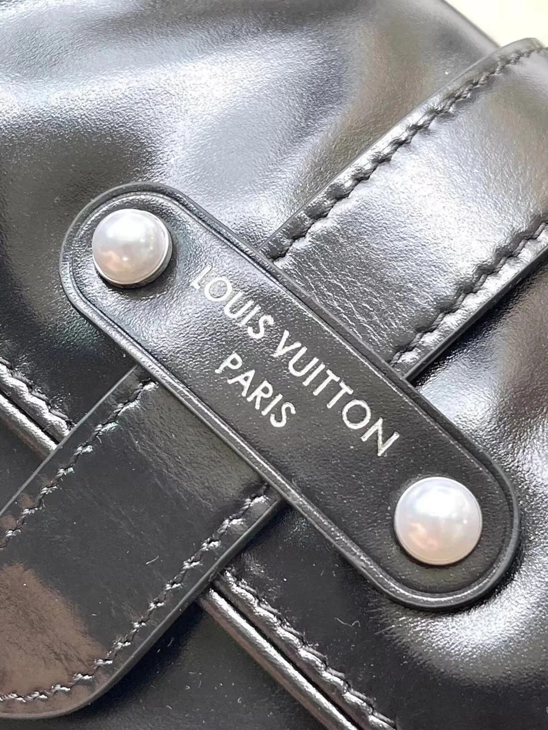 💰1460 (top layer leather) top original order M13989 This Cargo mini handbag is made of soft cow leather to show the relaxed charm, and then the surface is alive with the elegant luster of nylon. The LV letters on the side are decorated heavily under the bead chain. Dimensions: 23 × 14 × 10 cm