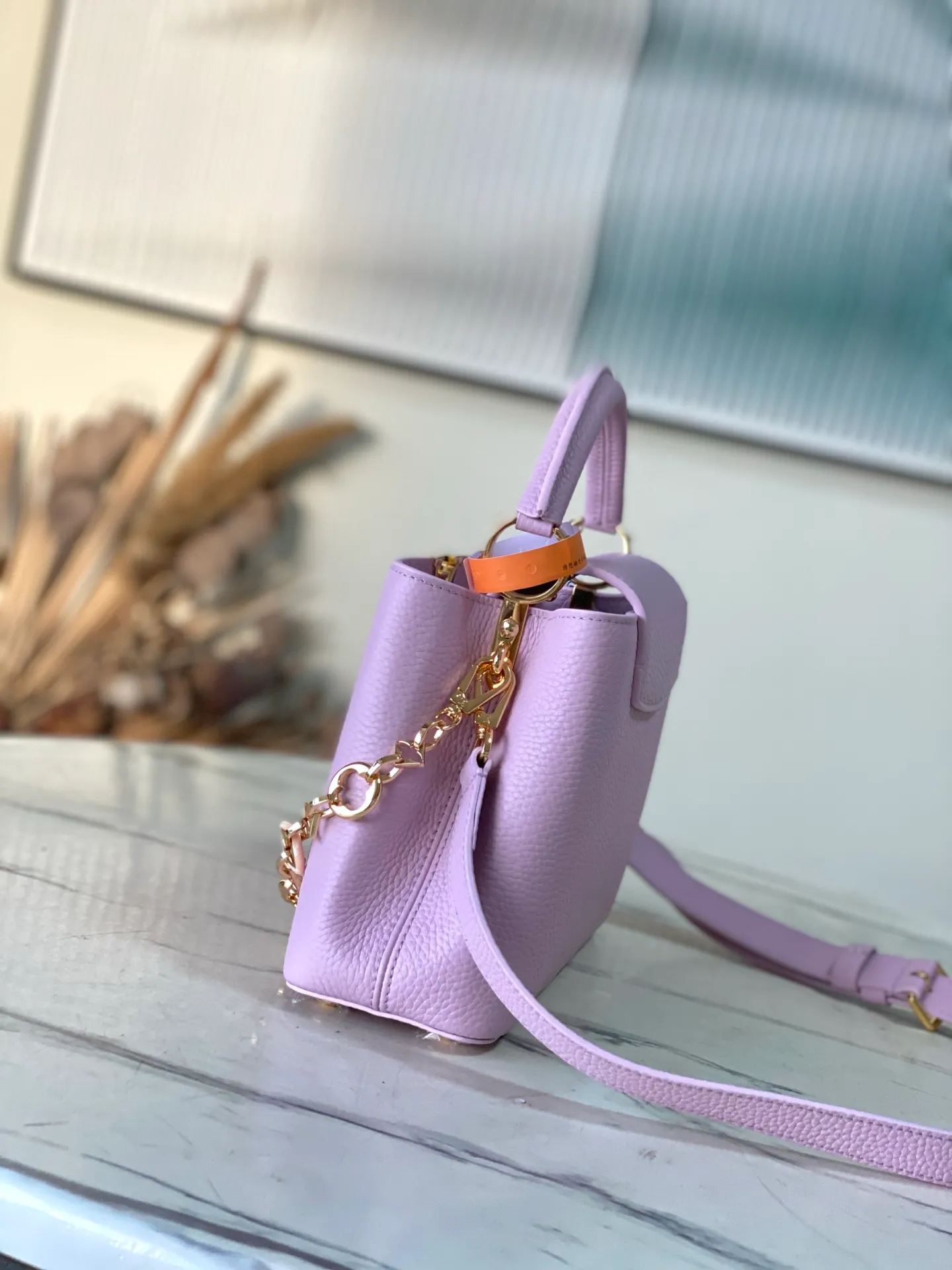 💰2320 "Special Original Leather" M14972 Small This Capucines small handbag is from the Harmony series, using a decorative chain to explore the inspiration of the Monogram flower. Taurillon cow leather creates an elegant structure, colorful resin outlines the V letter, and the flip cover provides two styles: external or internal. The neat interior is equipped with multiple pockets, and the detachable and adjustable shoulder strap makes it easy to wear cross-body. Dimensions: 27 × 18 × 9cm