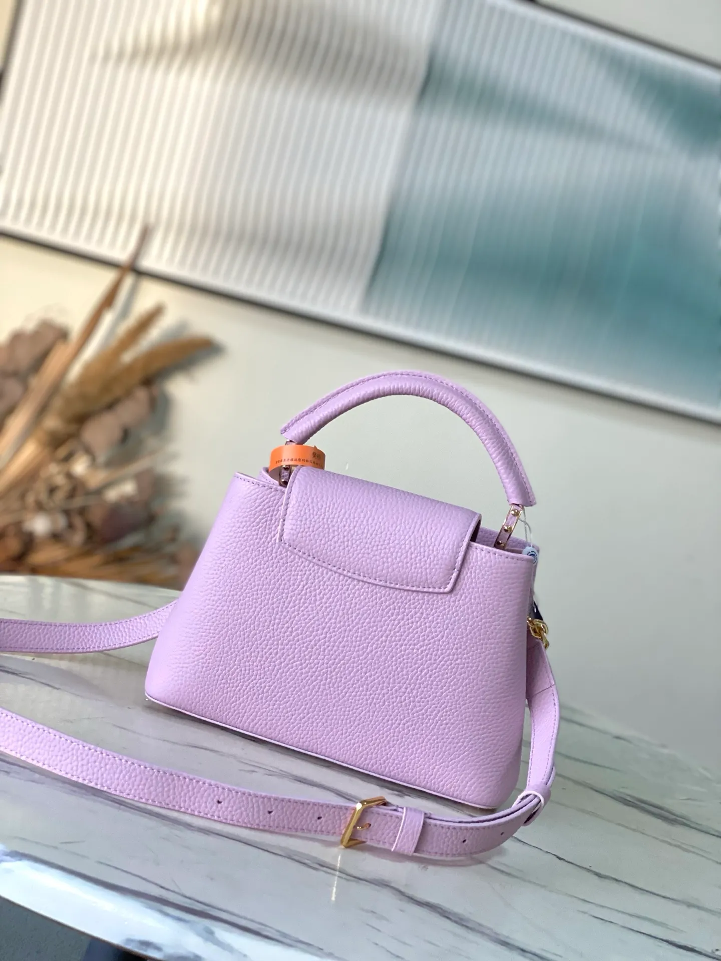 💰2320 "Special Original Leather" M14972 Small This Capucines small handbag is from the Harmony series, using a decorative chain to explore the inspiration of the Monogram flower. Taurillon cow leather creates an elegant structure, colorful resin outlines the V letter, and the flip cover provides two styles: external or internal. The neat interior is equipped with multiple pockets, and the detachable and adjustable shoulder strap makes it easy to wear cross-body. Dimensions: 27 × 18 × 9cm