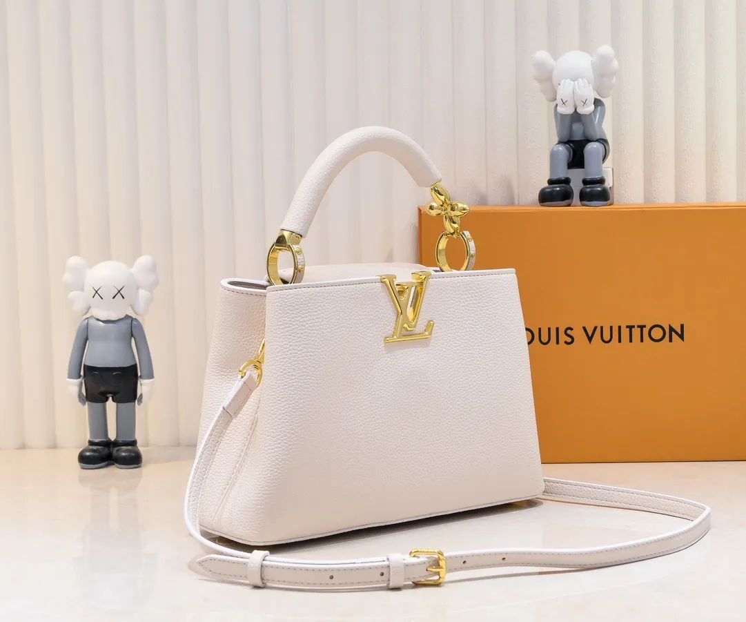 The upgraded version of the P460 M24698 Capucines BB handbag is made of Taurillon cow leather decorated with shiny metal parts, and the LV letters are written in 3D strokes. Metal Monogram flowers bloom quietly on the rolled leather handle, subtly proving the brand's exquisite craftsmanship. The detachable and adjustable leather shoulder strap allows for comfortable shoulder carrying. Detailed features 26.5 x17.5 x9 cm