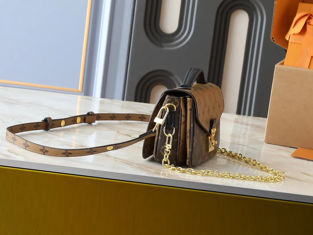 💰220💰M46279 This LV messenger bag comes in a small size. The East West Métis handbag adopts a fashionable shoulder school bag shape, which is full of trend. The compact bag is made from the brand's Monogram canvas, equipped with a chic S-lock closure and stylish top handles, and has a shiny polished surface. Versatile and spacious. The removable long shoulder strap makes it easy to carry on the shoulder or cross-body. It is a good companion for daily travel. Size 21.5x6x13.5cm