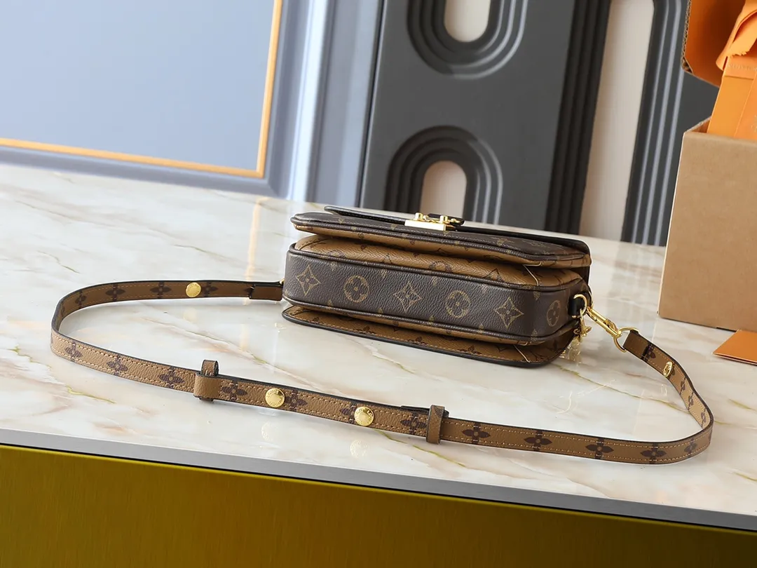 💰220💰M46279 This LV messenger bag comes in a small size. The East West Métis handbag adopts a fashionable shoulder school bag shape, which is full of trend. The compact bag is made from the brand's Monogram canvas, equipped with a chic S-lock closure and stylish top handles, and has a shiny polished surface. Versatile and spacious. The removable long shoulder strap makes it easy to carry on the shoulder or cross-body. It is a good companion for daily travel. Size 21.5x6x13.5cm