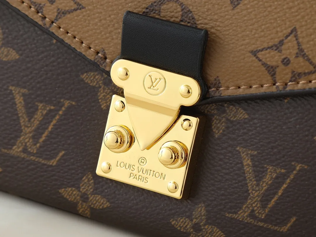 💰220💰M46279 This LV messenger bag comes in a small size. The East West Métis handbag adopts a fashionable shoulder school bag shape, which is full of trend. The compact bag is made from the brand's Monogram canvas, equipped with a chic S-lock closure and stylish top handles, and has a shiny polished surface. Versatile and spacious. The removable long shoulder strap makes it easy to carry on the shoulder or cross-body. It is a good companion for daily travel. Size 21.5x6x13.5cm