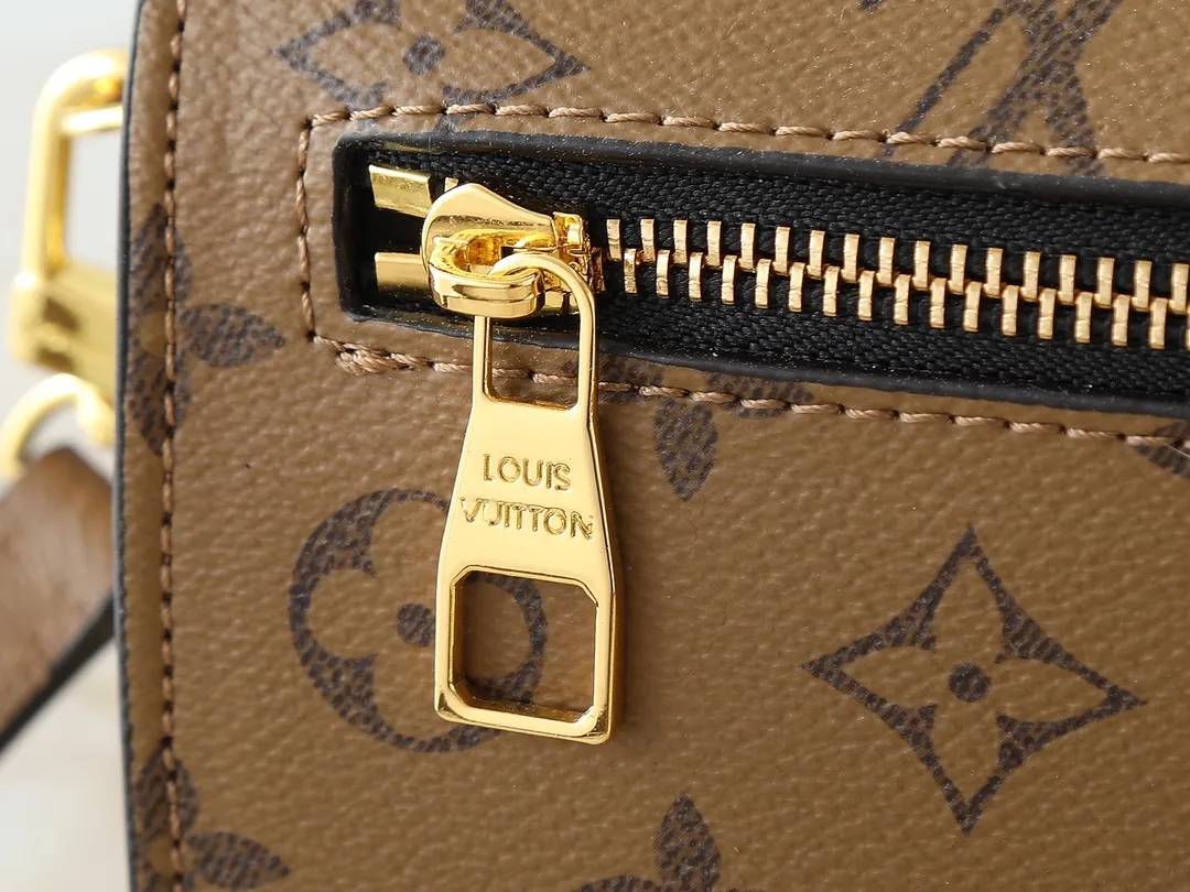 💰220💰M46279 This LV messenger bag comes in a small size. The East West Métis handbag adopts a fashionable shoulder school bag shape, which is full of trend. The compact bag is made from the brand's Monogram canvas, equipped with a chic S-lock closure and stylish top handles, and has a shiny polished surface. Versatile and spacious. The removable long shoulder strap makes it easy to carry on the shoulder or cross-body. It is a good companion for daily travel. Size 21.5x6x13.5cm