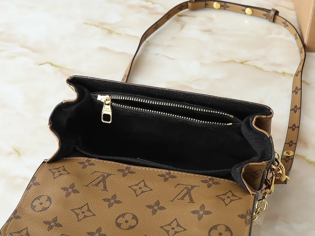 💰220💰M46279 This LV messenger bag comes in a small size. The East West Métis handbag adopts a fashionable shoulder school bag shape, which is full of trend. The compact bag is made from the brand's Monogram canvas, equipped with a chic S-lock closure and stylish top handles, and has a shiny polished surface. Versatile and spacious. The removable long shoulder strap makes it easy to carry on the shoulder or cross-body. It is a good companion for daily travel. Size 21.5x6x13.5cm