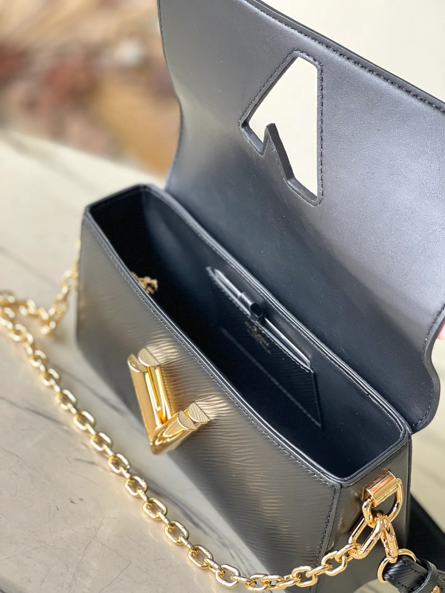 💰1140 (top-grain leather) top original order M24549 black This Twist West handbag has a slender configuration, giving the classic design a new-season coolness. Epi leather is dip-dyed in modern colors, and LV Twist twist locks highlight the brand's identity. Comes with detachable shoulder strap and chain. Carry your daily essentials in a variety of ways. Dimensions: 23.5 × 12 × 7 cm