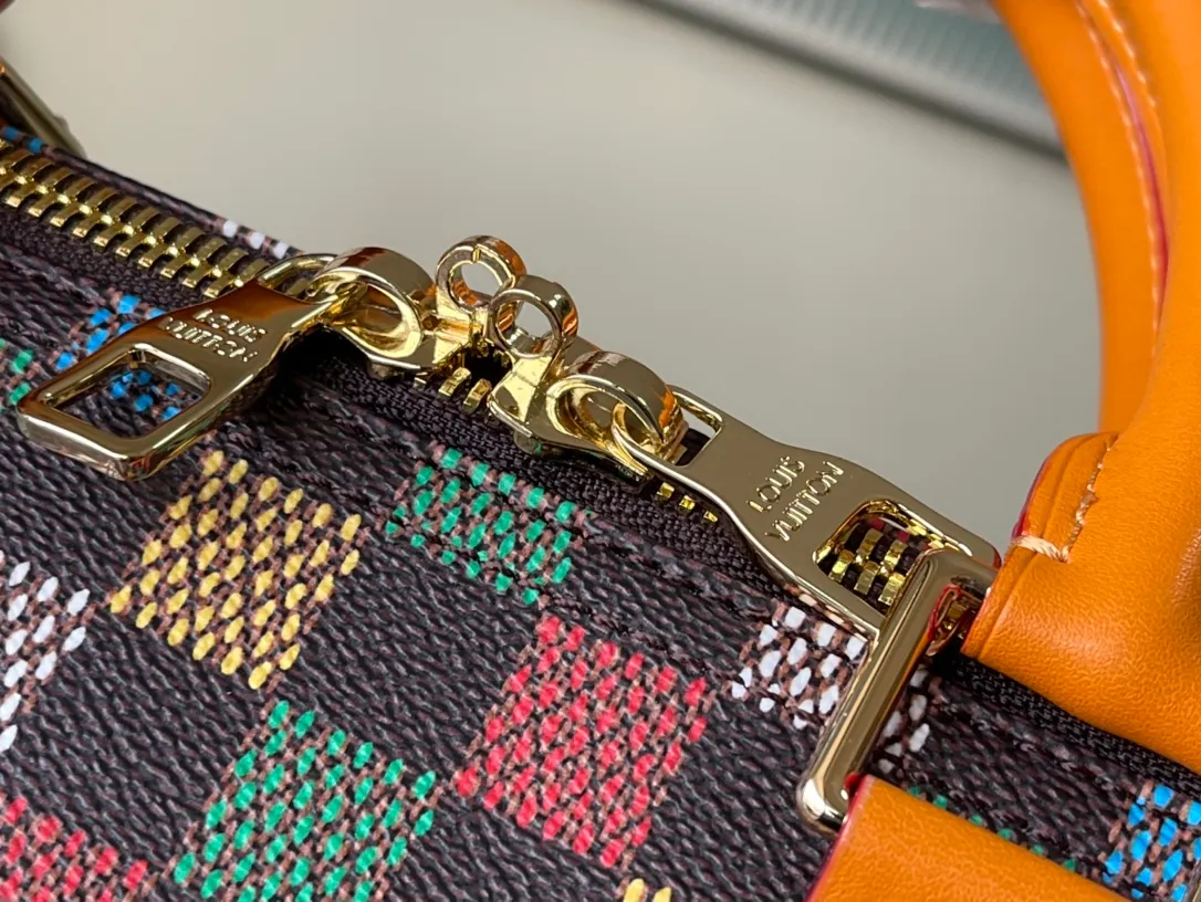 💰1220 Top Original Order N00170 Keepall 50 Monogram Crystals handbag is made of glossy silk base, printed with Monogram pattern, and decorated with tens of thousands of imitation crystals, harmoniously integrated with the body of the bag, making it sparkle charmingly under the light. This great bag can be carried by hand or transformed into a shoulder bag with the removable and adjustable shoulder strap. Dimensions: 50 × 29 × 23 cm
