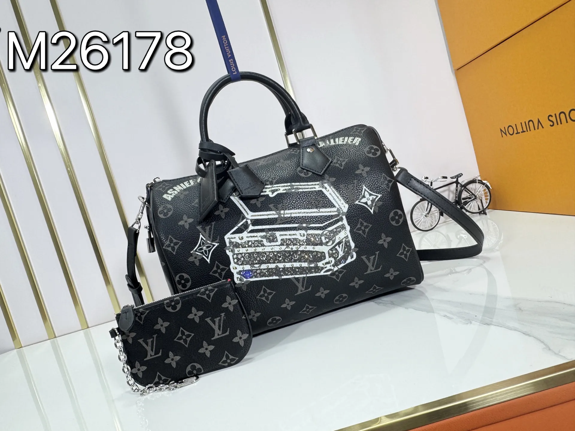 P320 upgraded original M26174 M26175 M26176 M26178 M26180 M24424 LV Speedy 30 Graffiti Pillow Bag Travel Bag Logo-level eye-catching texture and elegant temperament, casual and versatile, which is also the main reason why I bought it. With the soft and tender lambskin material, in short, it can handle various styles of commuting and leisure bags, and it is not a loss. Dimensions: 30×21x17