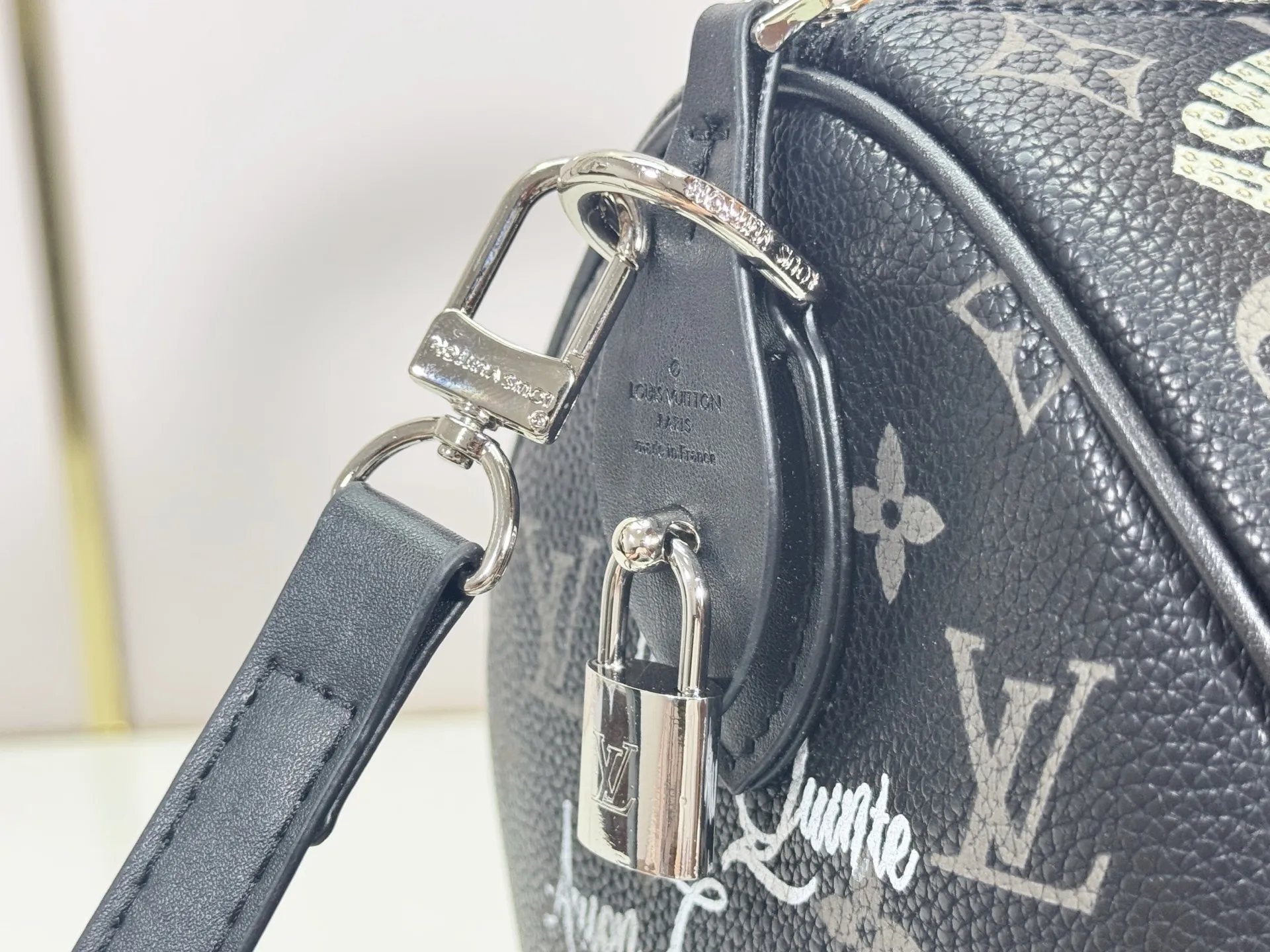 P320 upgraded original M26174 M26175 M26176 M26178 M26180 M24424 LV Speedy 30 Graffiti Pillow Bag Travel Bag Logo-level eye-catching texture and elegant temperament, casual and versatile, which is also the main reason why I bought it. With the soft and tender lambskin material, in short, it can handle various styles of commuting and leisure bags, and it is not a loss. Dimensions: 30×21x17