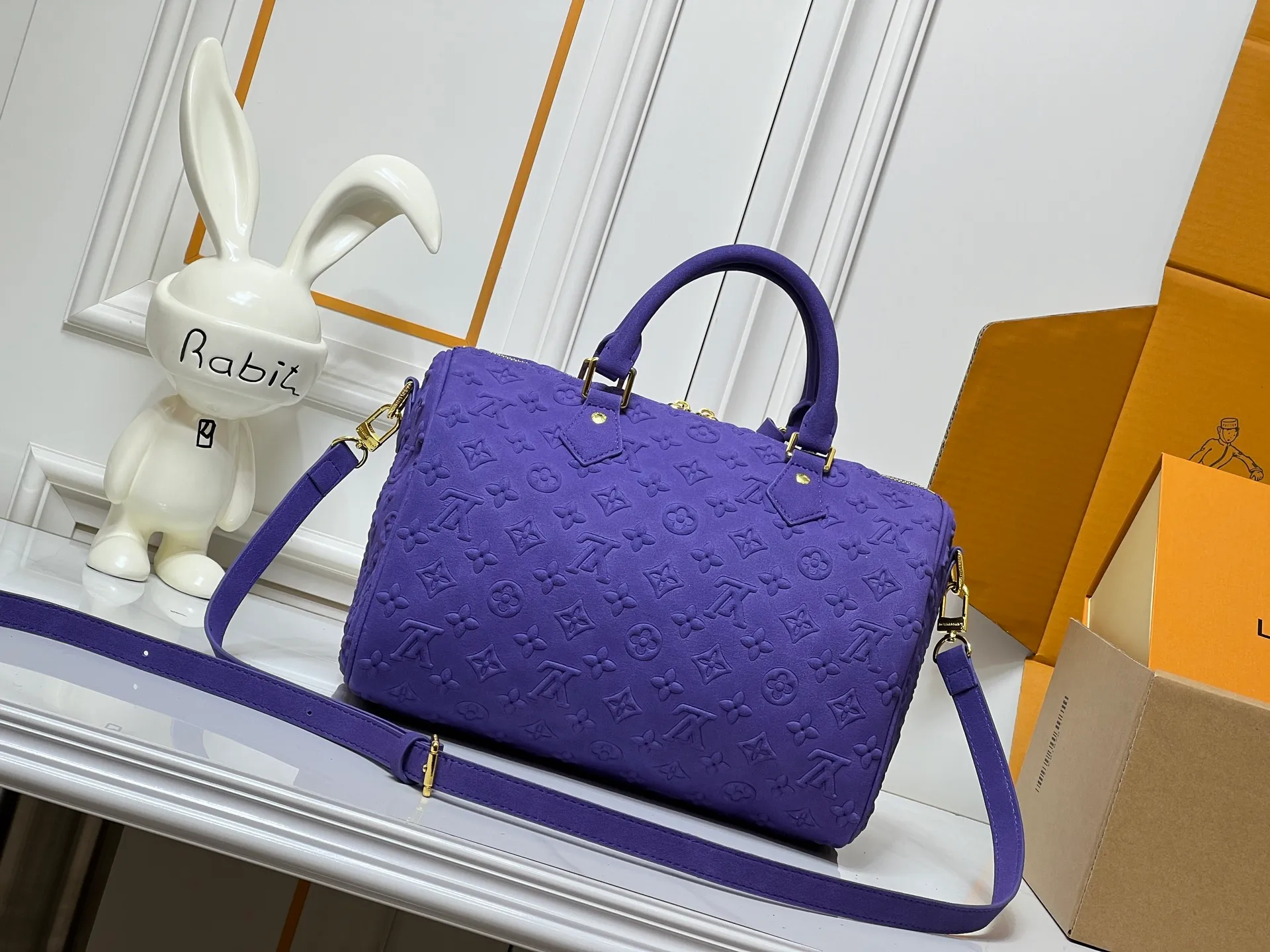 Batch 300💰M15225 M22853 M13344 Speedy Bandoulière 30 handbag Louis Vuitton's updated version of the classic Speedy series, crafted from gray embossed leather, fully engraved with the brand's iconic Monogram pattern, fully demonstrating the brand's heritage in texture. Equipped with golden metal accessories, it has a delicate handle and an adjustable shoulder strap, so it can be carried elegantly by hand or worn casually across the body. Built-in detachable coin purse blends practicality and design. From daily commuting to leisure travel, it combines classic bag shapes with modern materials to interpret the balance of French elegance and pragmatism. It is a fashionable item that highlights your individual taste. Dimensions: 30x18x17 cm