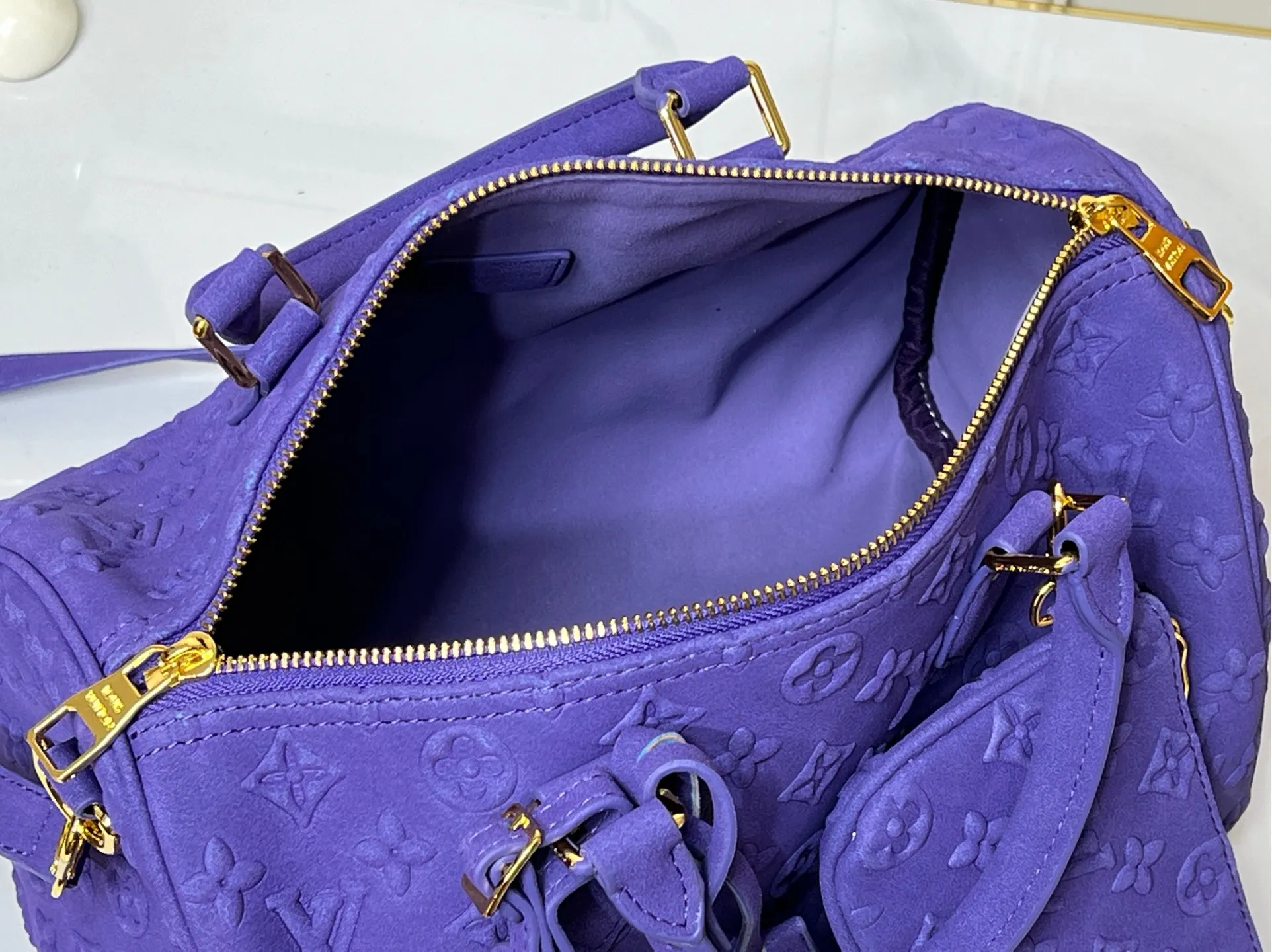 Batch 300💰M15225 M22853 M13344 Speedy Bandoulière 30 handbag Louis Vuitton's updated version of the classic Speedy series, crafted from gray embossed leather, fully engraved with the brand's iconic Monogram pattern, fully demonstrating the brand's heritage in texture. Equipped with golden metal accessories, it has a delicate handle and an adjustable shoulder strap, so it can be carried elegantly by hand or worn casually across the body. Built-in detachable coin purse blends practicality and design. From daily commuting to leisure travel, it combines classic bag shapes with modern materials to interpret the balance of French elegance and pragmatism. It is a fashionable item that highlights your individual taste. Dimensions: 30x18x17 cm