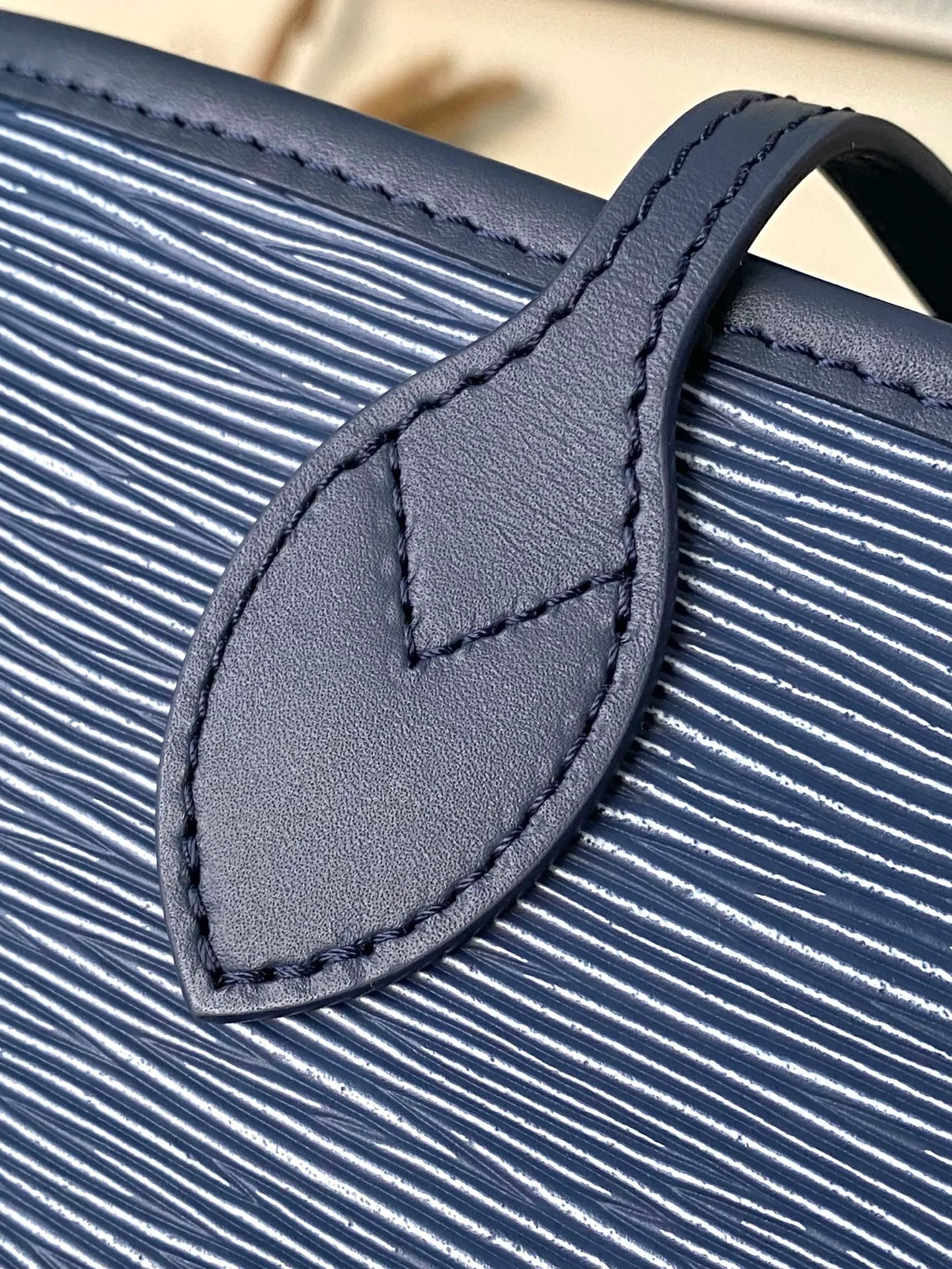 💰1340 (top layer leather) top original order M14856 (11930 blue and white) This Neverfull MM bag enhances the denim blue finish, which is both modern and timeless. This model is made of signature Spike leather with gold-tone metallic finish and has an interior lined with Monogram denim and a removable zipped Monogram pouch. Laces on the sides tighten the silhouette of the piece, which can be worn over the shoulder or by hand. Dimensions: 31x28x14 cm