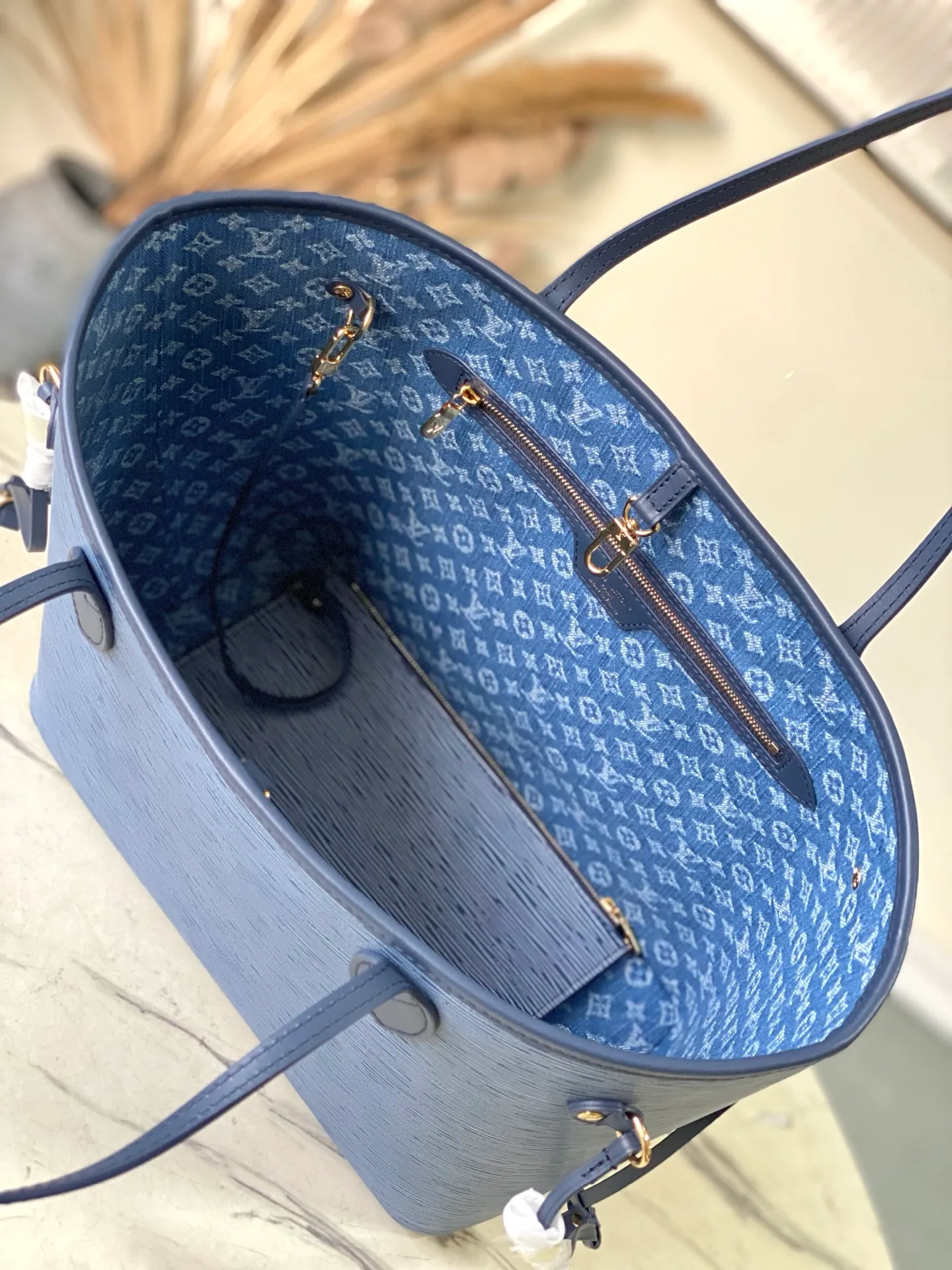 💰1340 (top layer leather) top original order M14856 (11930 blue and white) This Neverfull MM bag enhances the denim blue finish, which is both modern and timeless. This model is made of signature Spike leather with gold-tone metallic finish and has an interior lined with Monogram denim and a removable zipped Monogram pouch. Laces on the sides tighten the silhouette of the piece, which can be worn over the shoulder or by hand. Dimensions: 31x28x14 cm