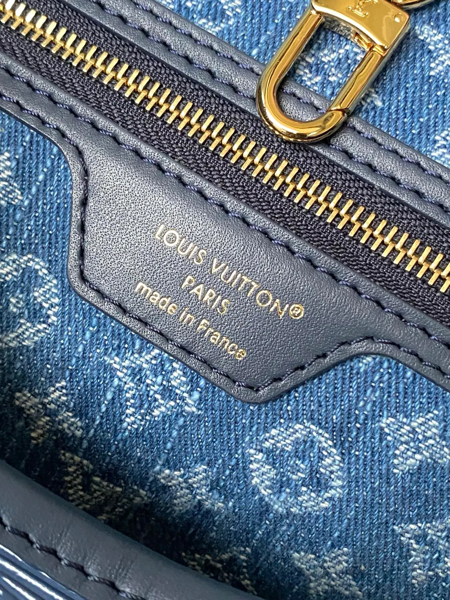 💰1340 (top layer leather) top original order M14856 (11930 blue and white) This Neverfull MM bag enhances the denim blue finish, which is both modern and timeless. This model is made of signature Spike leather with gold-tone metallic finish and has an interior lined with Monogram denim and a removable zipped Monogram pouch. Laces on the sides tighten the silhouette of the piece, which can be worn over the shoulder or by hand. Dimensions: 31x28x14 cm