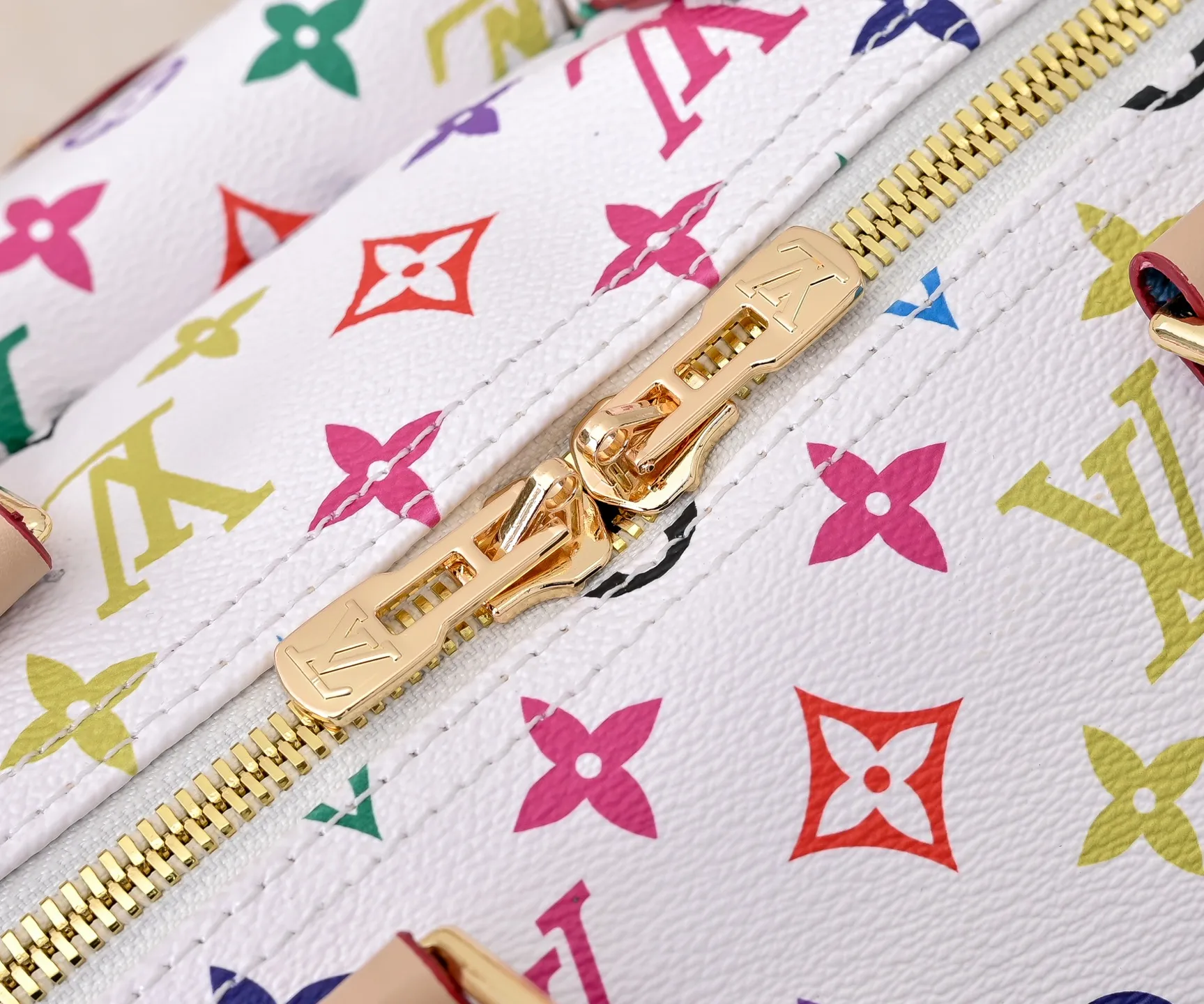 Batch 💰540✨Guangzhou goods M13742 white color black color travel bag new season LV x TM KEEPALL BANDOULIÈRE 45 travel bag This Keepall Bandoulière 45 Jh travel bag is from the Louis Vuitton The S-lock buckle and glossy metal corners on the front pocket establish a classic foundation, while the rivet ribbon and bow-shaped key bag highlight the new season trend. 27 x 20 x 45 cm.