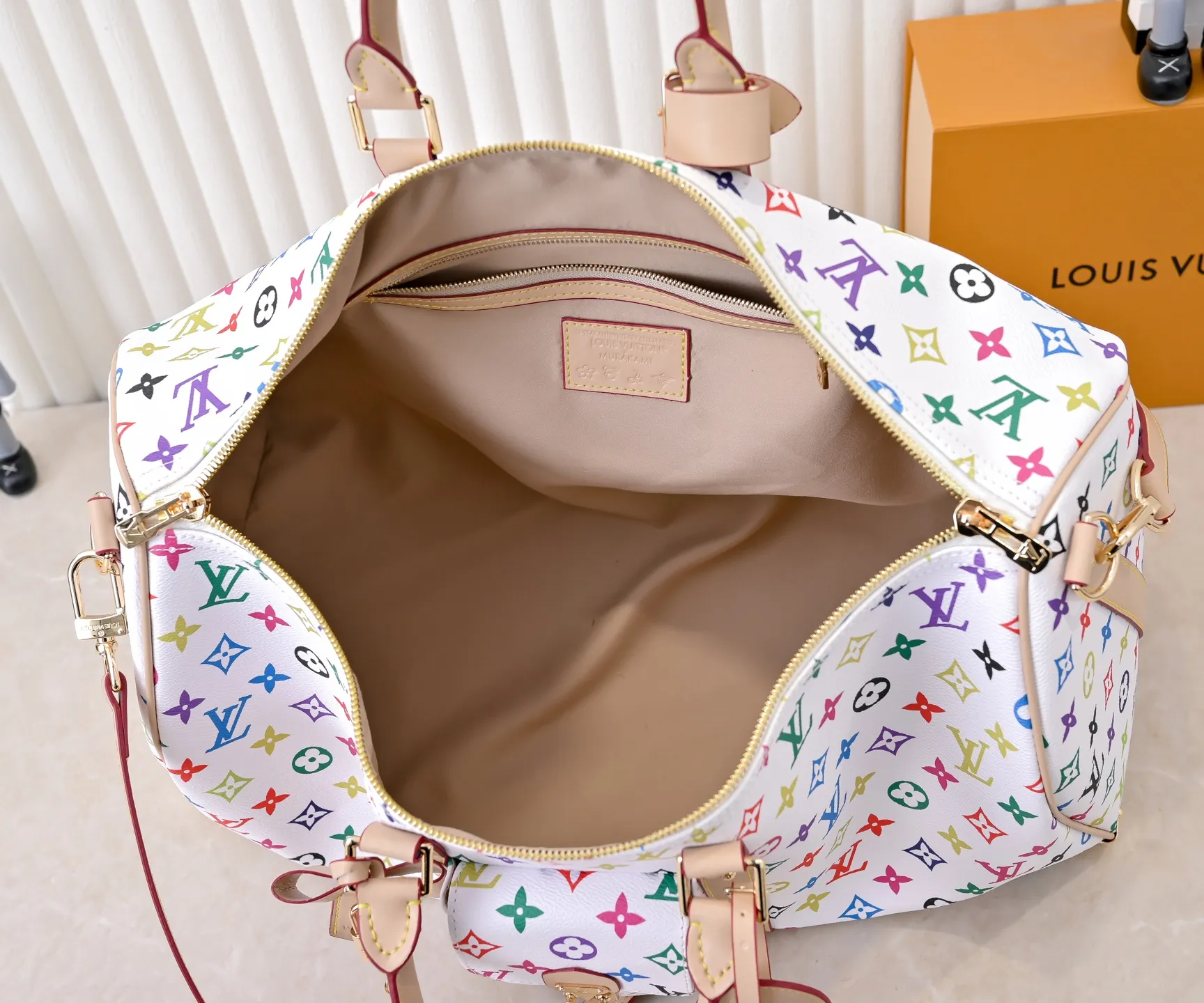 Batch 💰540✨Guangzhou goods M13742 white color black color travel bag new season LV x TM KEEPALL BANDOULIÈRE 45 travel bag This Keepall Bandoulière 45 Jh travel bag is from the Louis Vuitton The S-lock buckle and glossy metal corners on the front pocket establish a classic foundation, while the rivet ribbon and bow-shaped key bag highlight the new season trend. 27 x 20 x 45 cm.