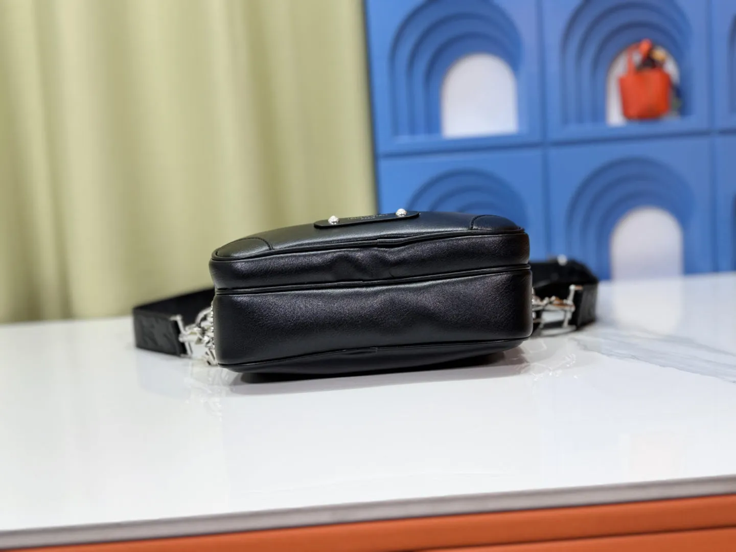 P280 upgraded original M13987 Pharrell Williams showed his keen insight into market needs. He reinterpreted the most popular old-fashioned bags in the medieval market and gave them new life with cowhide materials. This design not only retains the classic charm, but also adds a modern touch, making these bags a fashion item suitable for both men and women👜. Dimensions 22x16.5x8