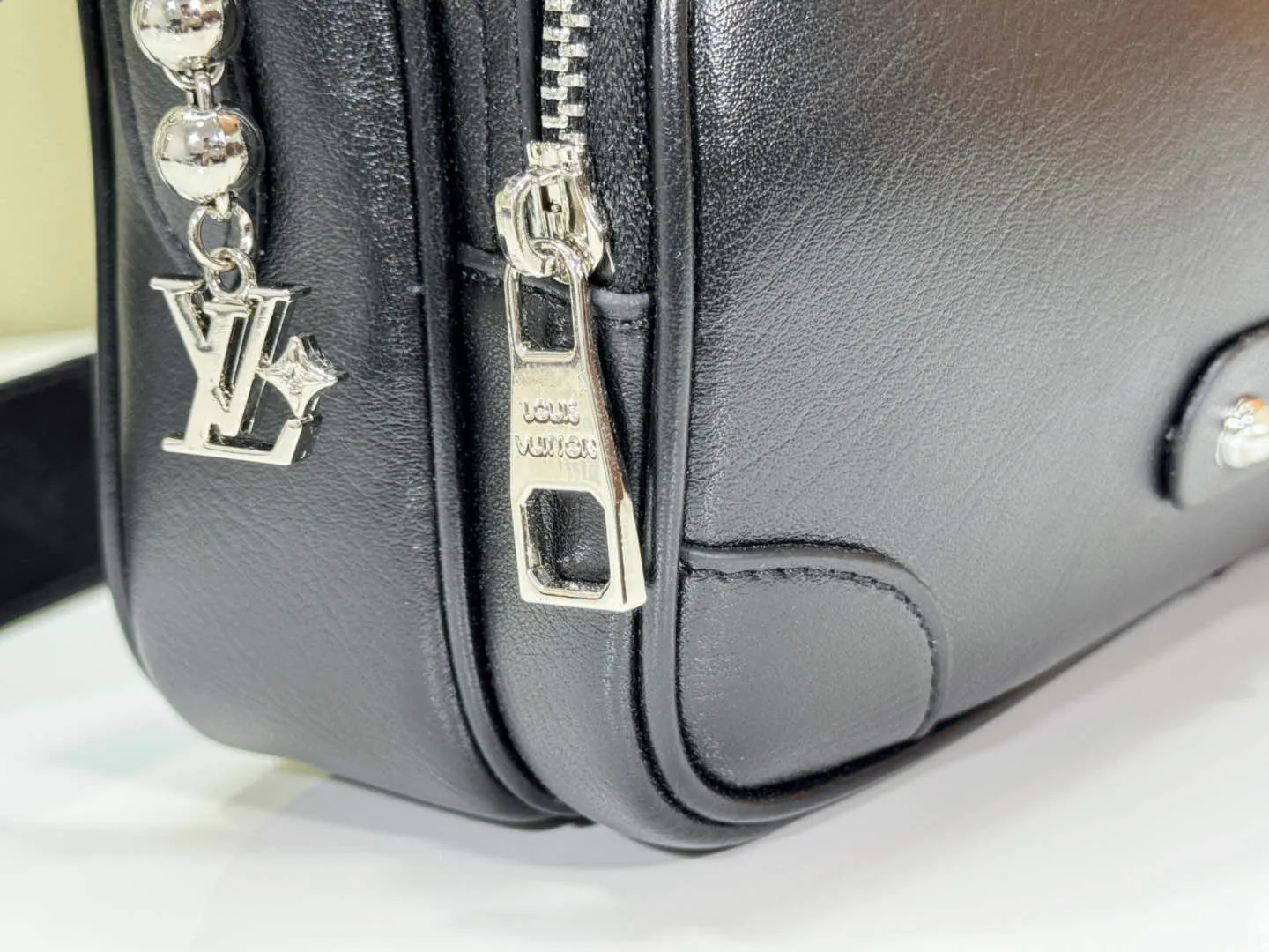 P280 upgraded original M13987 Pharrell Williams showed his keen insight into market needs. He reinterpreted the most popular old-fashioned bags in the medieval market and gave them new life with cowhide materials. This design not only retains the classic charm, but also adds a modern touch, making these bags a fashion item suitable for both men and women👜. Dimensions 22x16.5x8