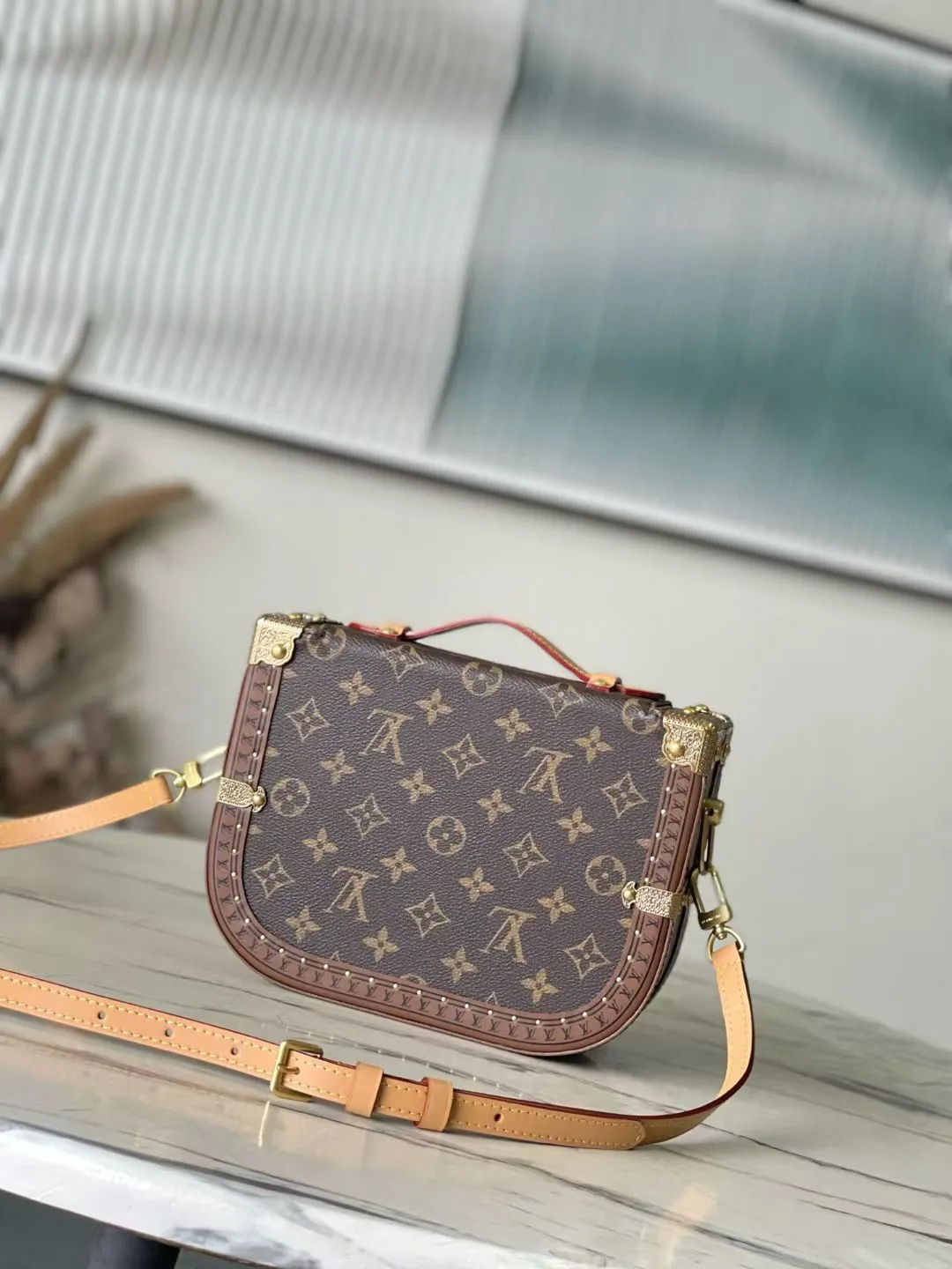 💰2600 (steel hardware) top original order M15166 This Montsouris Trunk handbag is made of Monogram canvas, with a rounded and close-fitting structure to show its elegant style. The flap design, roomy main compartment and top handle are inspired by men's messenger bags, and the detachable shoulder strap allows for flexible carry. Dimensions: 17 × 7 × 22 cm
