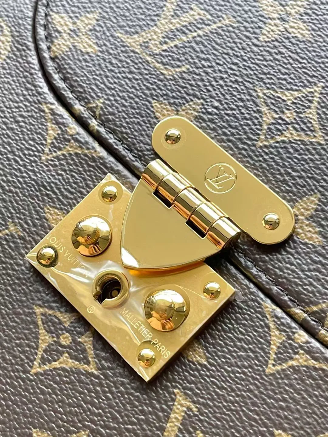 💰2600 (steel hardware) top original order M15166 This Montsouris Trunk handbag is made of Monogram canvas, with a rounded and close-fitting structure to show its elegant style. The flap design, roomy main compartment and top handle are inspired by men's messenger bags, and the detachable shoulder strap allows for flexible carry. Dimensions: 17 × 7 × 22 cm
