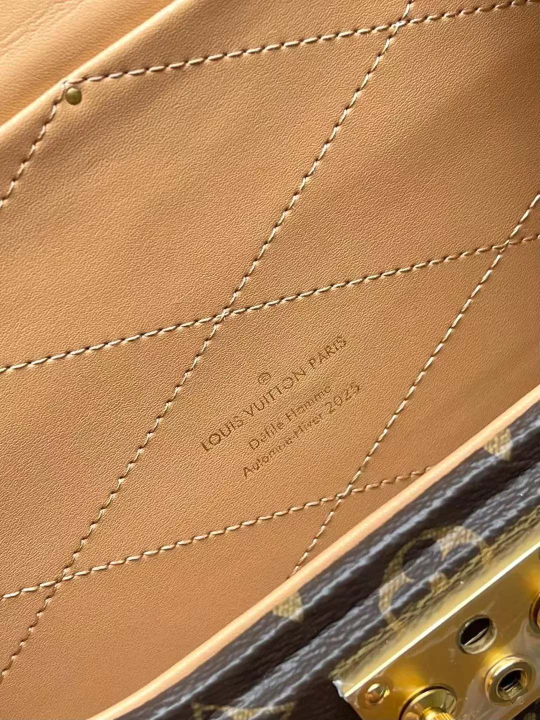 💰2600 (steel hardware) top original order M15166 This Montsouris Trunk handbag is made of Monogram canvas, with a rounded and close-fitting structure to show its elegant style. The flap design, roomy main compartment and top handle are inspired by men's messenger bags, and the detachable shoulder strap allows for flexible carry. Dimensions: 17 × 7 × 22 cm