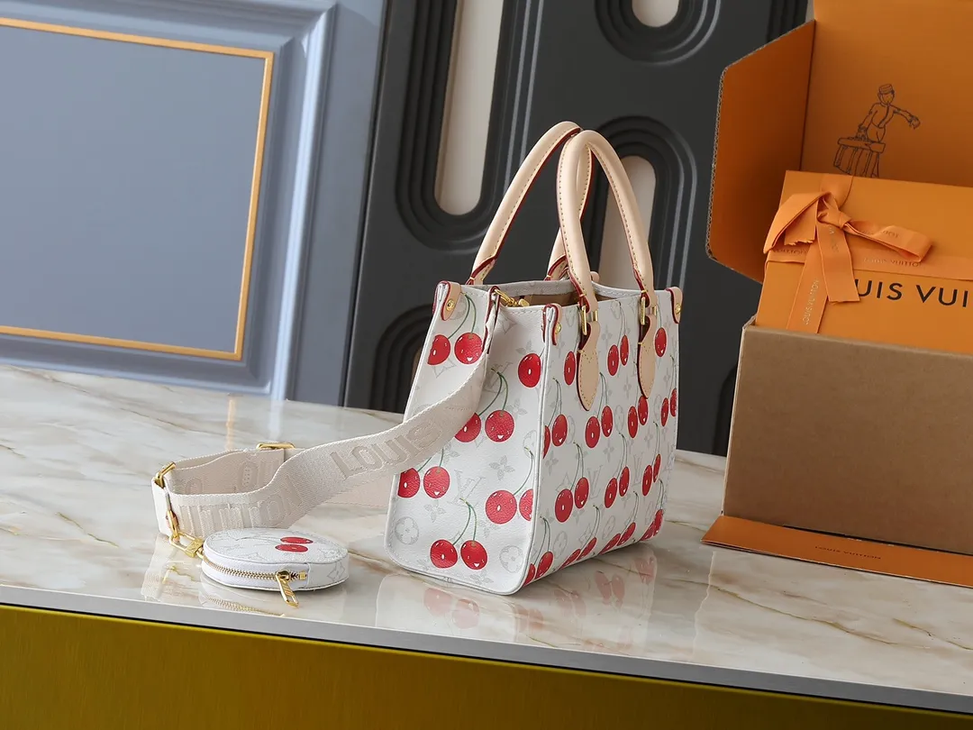 💰260💰Upgraded original version 🔥New style🔥M45659 M46373 M44571 This small OnTheGo handbag is made of Monogram and Monogram Reverse canvas, with the Monogram Giant pattern embellished on it. The Toron handle and the jacquard textured shoulder strap decorated with the brand's logo create a visual contrast, and the detachable coin bag is suitable for storing change or small items. It combines fashionable charm with various functions, making it a good daily companion. 25.0 x 19.0 x 11.5 cm (length x height x width)