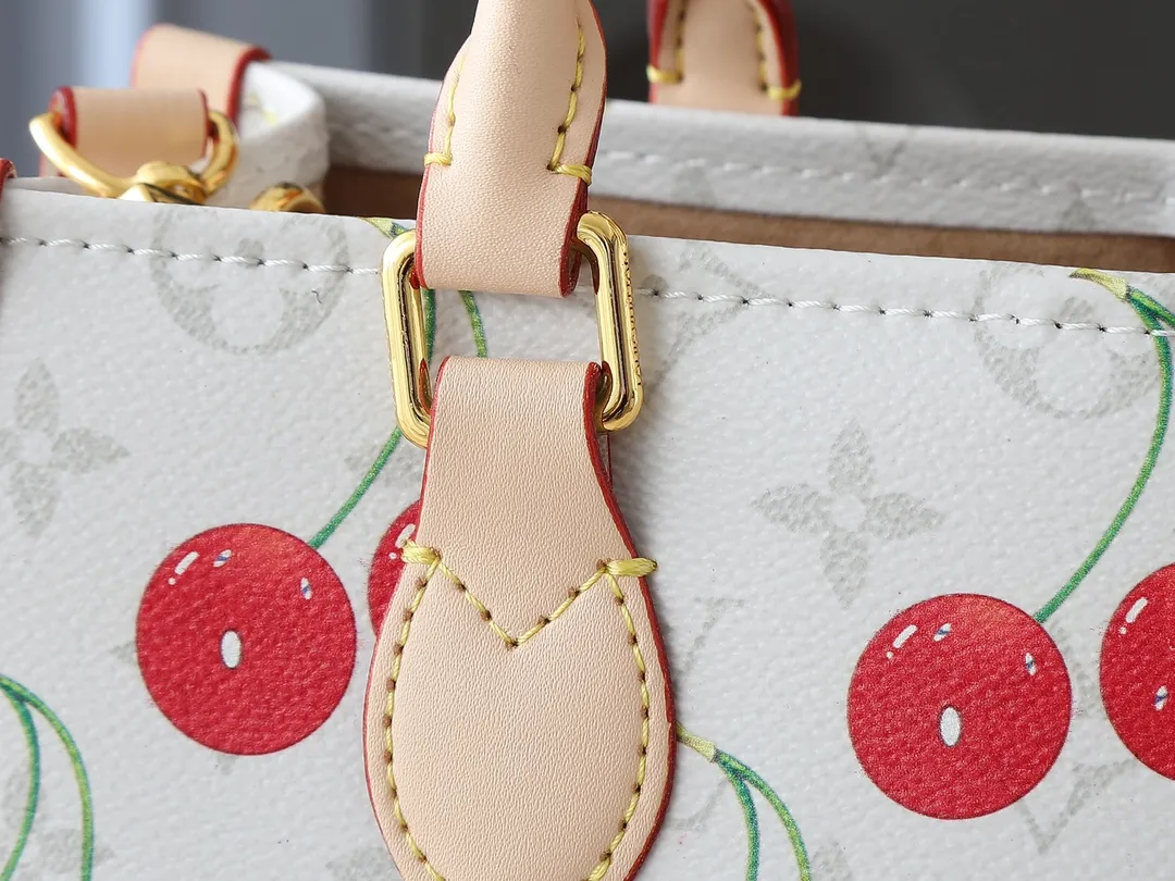 💰260💰Upgraded original version 🔥New style🔥M45659 M46373 M44571 This small OnTheGo handbag is made of Monogram and Monogram Reverse canvas, with the Monogram Giant pattern embellished on it. The Toron handle and the jacquard textured shoulder strap decorated with the brand's logo create a visual contrast, and the detachable coin bag is suitable for storing change or small items. It combines fashionable charm with various functions, making it a good daily companion. 25.0 x 19.0 x 11.5 cm (length x height x width)