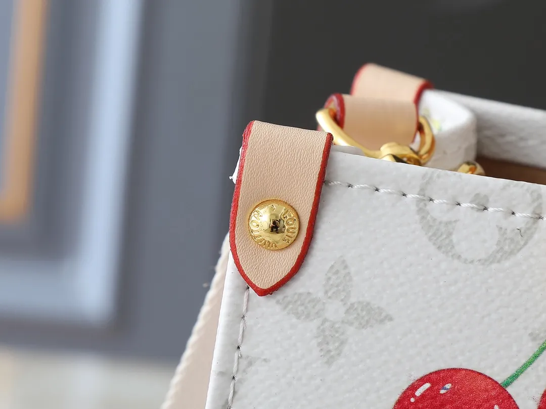 💰260💰Upgraded original version 🔥New style🔥M45659 M46373 M44571 This small OnTheGo handbag is made of Monogram and Monogram Reverse canvas, with the Monogram Giant pattern embellished on it. The Toron handle and the jacquard textured shoulder strap decorated with the brand's logo create a visual contrast, and the detachable coin bag is suitable for storing change or small items. It combines fashionable charm with various functions, making it a good daily companion. 25.0 x 19.0 x 11.5 cm (length x height x width)