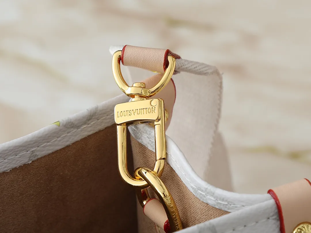 💰260💰Upgraded original version 🔥New style🔥M45659 M46373 M44571 This small OnTheGo handbag is made of Monogram and Monogram Reverse canvas, with the Monogram Giant pattern embellished on it. The Toron handle and the jacquard textured shoulder strap decorated with the brand's logo create a visual contrast, and the detachable coin bag is suitable for storing change or small items. It combines fashionable charm with various functions, making it a good daily companion. 25.0 x 19.0 x 11.5 cm (length x height x width)