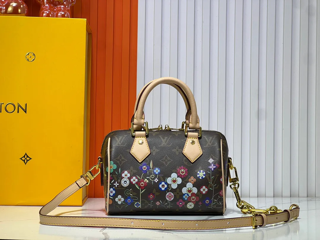 Batch 280💰M45957.M58953 This Speedy Bandoulière 20 handbag is made of Monogram canvas, cow leather trim and fabric lining. It continues the classic design of Louis Vuitton Speedy travel bag in a compact size. It is equipped with rolled leather handles and a detachable and adjustable fabric shoulder strap embellished with brand logo texture. Detailed features 20.5 x 13.5 x 12 cm (length x height x width)