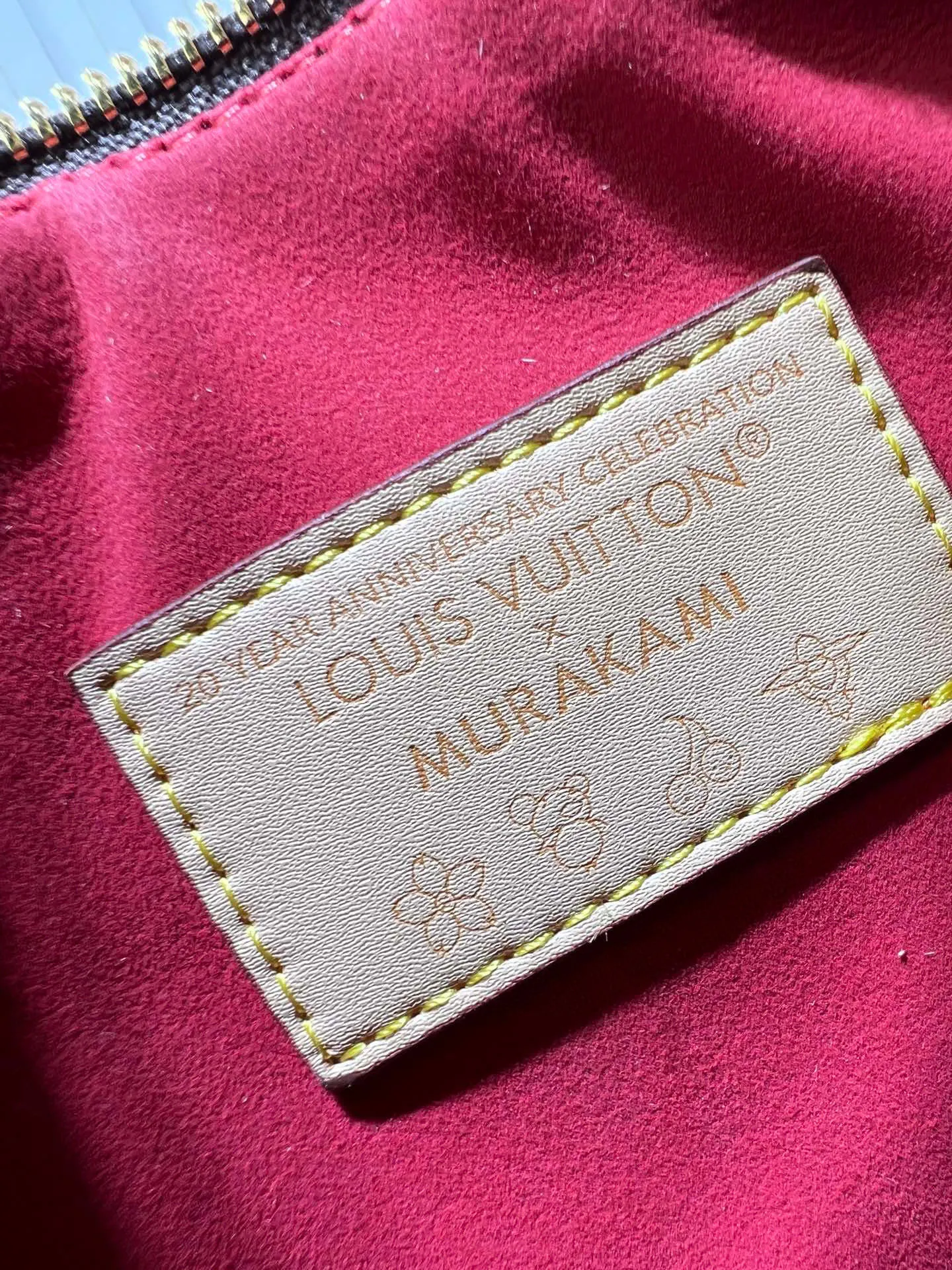 Batch 280💰M45957.M58953 This Speedy Bandoulière 20 handbag is made of Monogram canvas, cow leather trim and fabric lining. It continues the classic design of Louis Vuitton Speedy travel bag in a compact size. It is equipped with rolled leather handles and a detachable and adjustable fabric shoulder strap embellished with brand logo texture. Detailed features 20.5 x 13.5 x 12 cm (length x height x width)