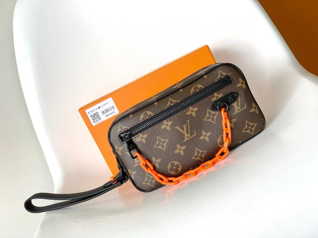 💰680 Top original single M68321 Black flower M55703 Embossed M44458 Presbyopic top original single The 2019 spring and summer show unveiled the Pochette Volga clutch designed by Virgil Abloh. Monogram Eclipse canvas is accentuated by a slender chain attached to the front zip pocket, with a detachable wrist strap that can be worn as a clutch or wallet. 23.0 x 11.5 x 4.0 cm (L x H x W) • Monogram Eclipse coated canvas • Textile lining • Cow leather trim • Metal hardware • Zip front pocket • Internal zip compartment • Handle: Single handle, removable