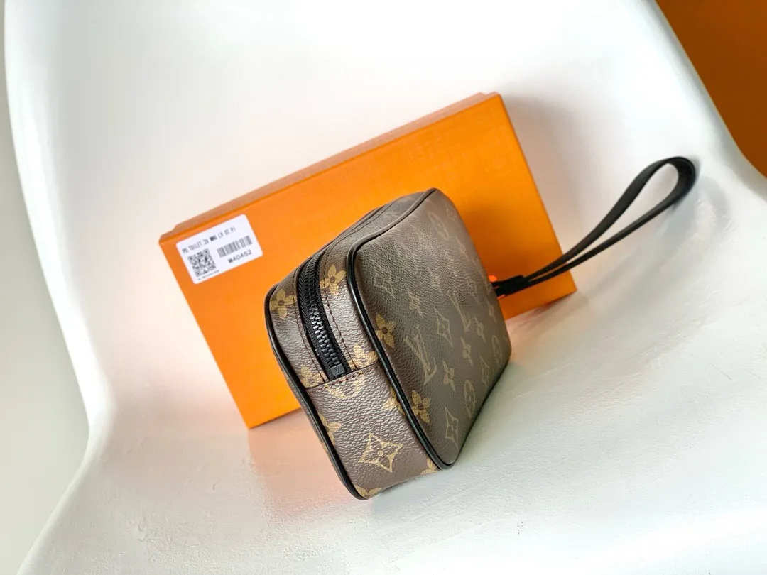 💰680 Top original single M68321 Black flower M55703 Embossed M44458 Presbyopic top original single The 2019 spring and summer show unveiled the Pochette Volga clutch designed by Virgil Abloh. Monogram Eclipse canvas is accentuated by a slender chain attached to the front zip pocket, with a detachable wrist strap that can be worn as a clutch or wallet. 23.0 x 11.5 x 4.0 cm (L x H x W) • Monogram Eclipse coated canvas • Textile lining • Cow leather trim • Metal hardware • Zip front pocket • Internal zip compartment • Handle: Single handle, removable