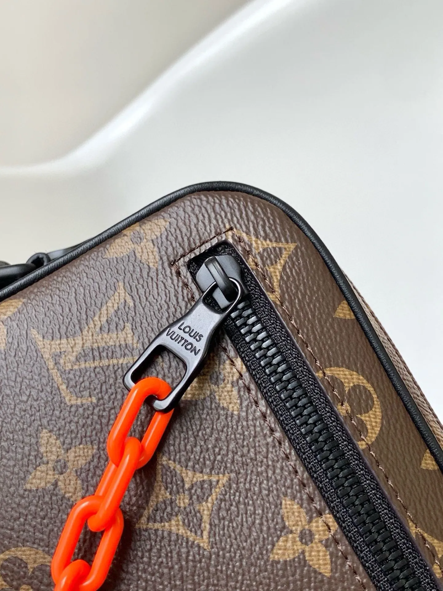 💰680 Top original single M68321 Black flower M55703 Embossed M44458 Presbyopic top original single The 2019 spring and summer show unveiled the Pochette Volga clutch designed by Virgil Abloh. Monogram Eclipse canvas is accentuated by a slender chain attached to the front zip pocket, with a detachable wrist strap that can be worn as a clutch or wallet. 23.0 x 11.5 x 4.0 cm (L x H x W) • Monogram Eclipse coated canvas • Textile lining • Cow leather trim • Metal hardware • Zip front pocket • Internal zip compartment • Handle: Single handle, removable