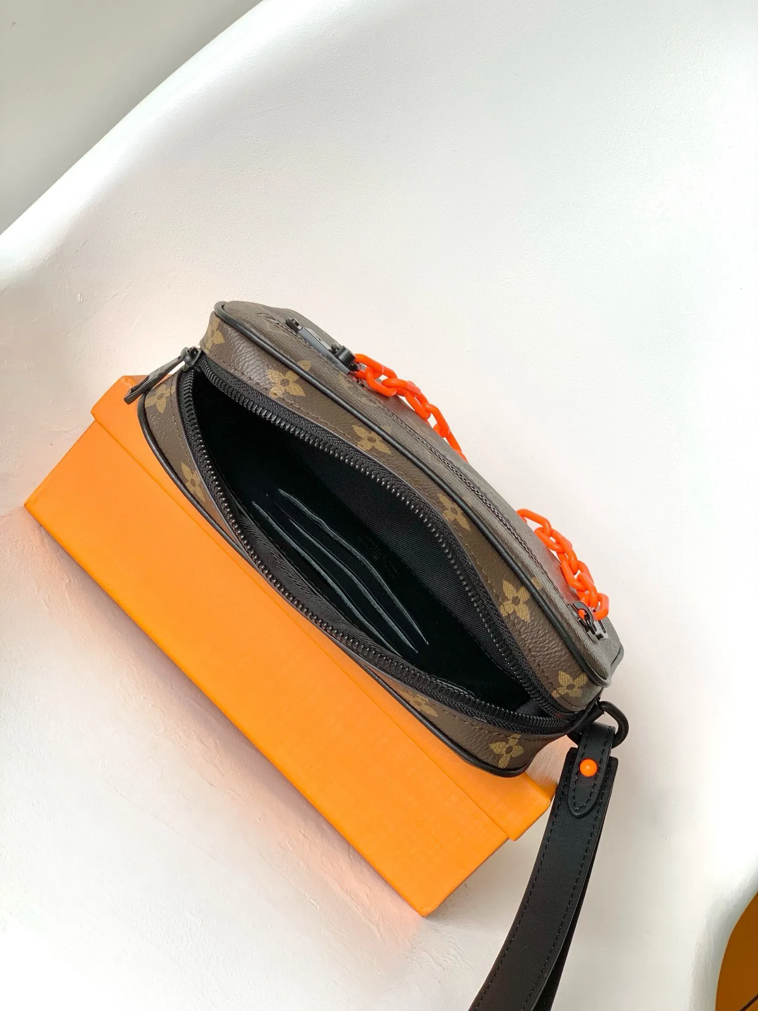 💰680 Top original single M68321 Black flower M55703 Embossed M44458 Presbyopic top original single The 2019 spring and summer show unveiled the Pochette Volga clutch designed by Virgil Abloh. Monogram Eclipse canvas is accentuated by a slender chain attached to the front zip pocket, with a detachable wrist strap that can be worn as a clutch or wallet. 23.0 x 11.5 x 4.0 cm (L x H x W) • Monogram Eclipse coated canvas • Textile lining • Cow leather trim • Metal hardware • Zip front pocket • Internal zip compartment • Handle: Single handle, removable