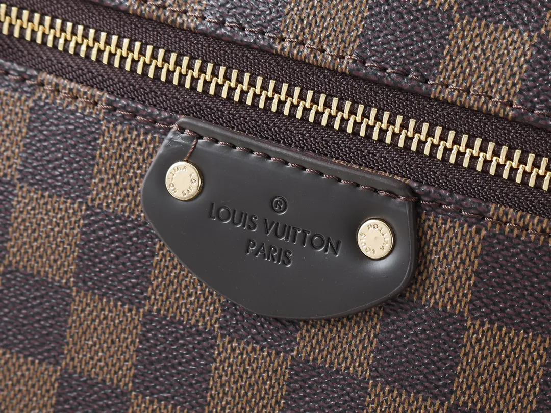 💰Large 140, small 260💰Upgraded original IENA MM handbag 41013 coffee 40040 white grid 42267 presbyopia 42268 The epitome of casual fashion The perfect daily companion for women Perfect functionality and unique elegance Will definitely become your best friend Microfiber lining & tree lamb leather decoration Front zipper layer Shiny gold metal plate decorated cowhide pull tag The quality is as real as the photo Pure copper carved hardware with first-layer cowhide. Size: large 42/27/17, small 35/23/13