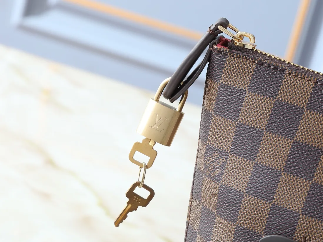 💰Large 140, small 260💰Upgraded original IENA MM handbag 41013 coffee 40040 white grid 42267 presbyopia 42268 The epitome of casual fashion The perfect daily companion for women Perfect functionality and unique elegance Will definitely become your best friend Microfiber lining & tree lamb leather decoration Front zipper layer Shiny gold metal plate decorated cowhide pull tag The quality is as real as the photo Pure copper carved hardware with first-layer cowhide. Size: large 42/27/17, small 35/23/13