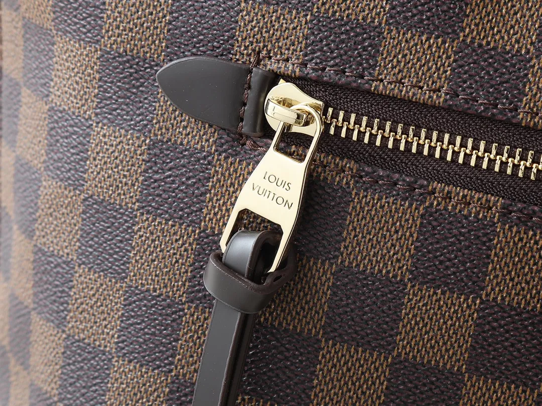 💰Large 140, small 260💰Upgraded original IENA MM handbag 41013 coffee 40040 white grid 42267 presbyopia 42268 The epitome of casual fashion The perfect daily companion for women Perfect functionality and unique elegance Will definitely become your best friend Microfiber lining & tree lamb leather decoration Front zipper layer Shiny gold metal plate decorated cowhide pull tag The quality is as real as the photo Pure copper carved hardware with first-layer cowhide. Size: large 42/27/17, small 35/23/13