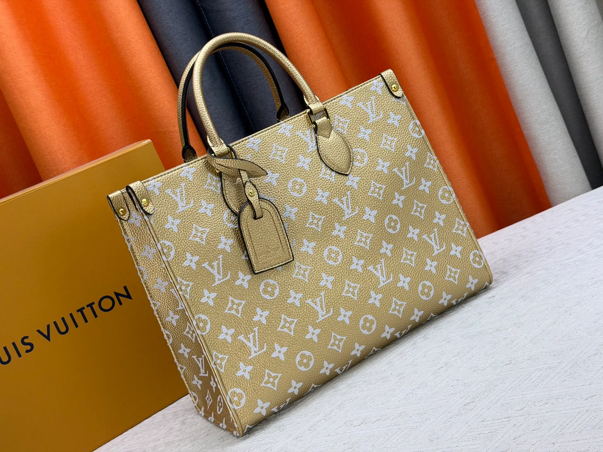 P280 Upgraded original version (latest color) M10303 M45495 M45039 M45321 M44571 This OnTheGo medium Tote bag is printed and dyed with the Medium Monogram pattern and then embossed on the soft grained cow leather. Its ample interior can accommodate a laptop and other office supplies, and the long and short handles are easy to carry or carry on the shoulder. Dimensions: 35.0 x 27.0 x 14.0 cm