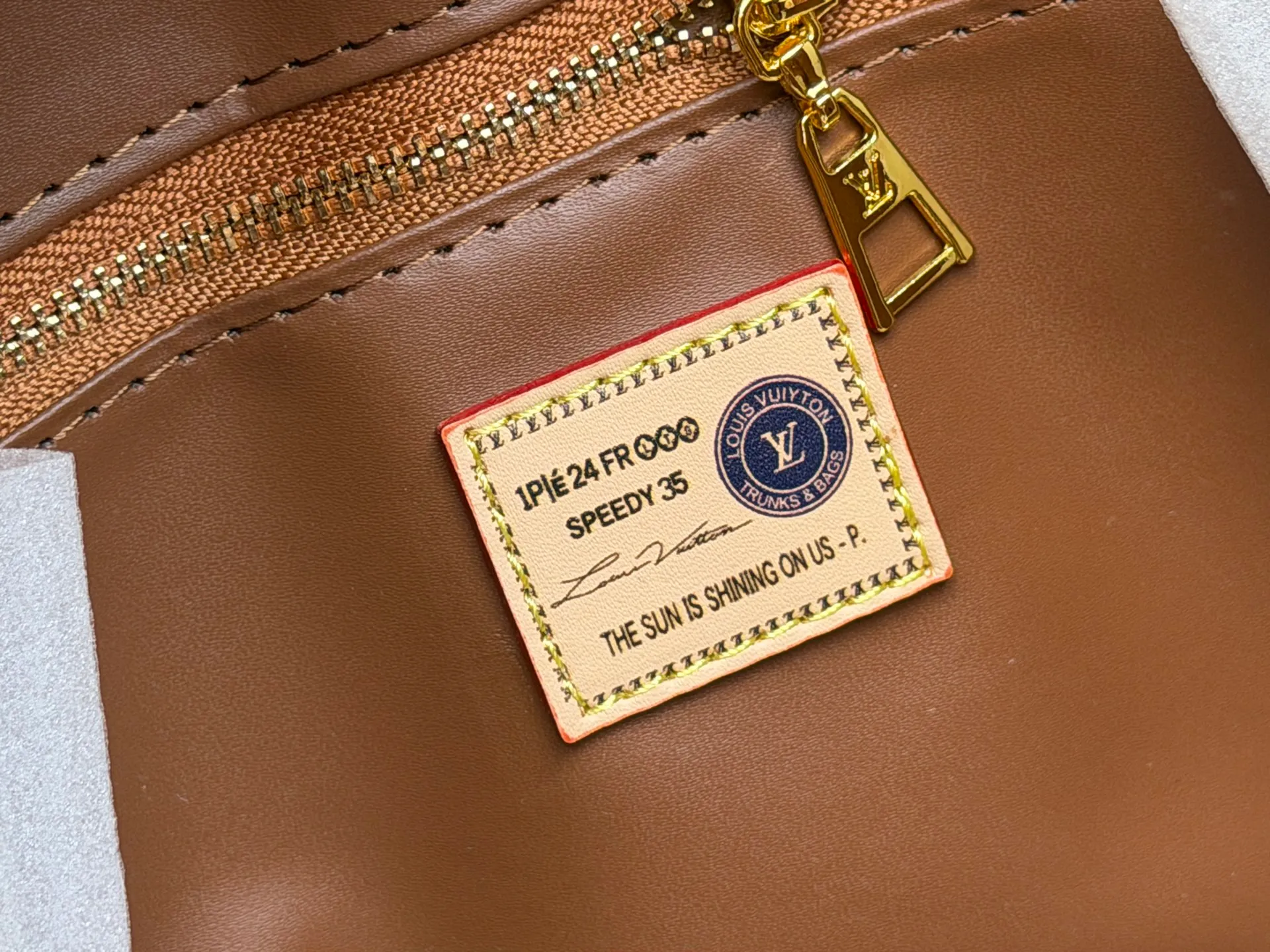 P280 Upgraded original version (latest color) M10303 M45495 M45039 M45321 M44571 This OnTheGo medium Tote bag is printed and dyed with the Medium Monogram pattern and then embossed on the soft grained cow leather. Its ample interior can accommodate a laptop and other office supplies, and the long and short handles are easy to carry or carry on the shoulder. Dimensions: 35.0 x 27.0 x 14.0 cm