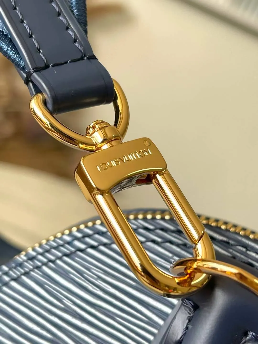 💰1500 Top original order M14853 (40302 blue and white fabric) This Alma BB bag is revisited in the latest denim blue Epi leather version. The textured effect is accompanied by a gold metallic finish, including a feature padlock and a keybell. The interior is enhanced with signature Monogram denim lining and is roomy enough to accommodate all the essentials for daily life. This model has a fabric shoulder strap to keep your hands free. 23.5 x 17.5 x 11.5 cm (LxHxW)