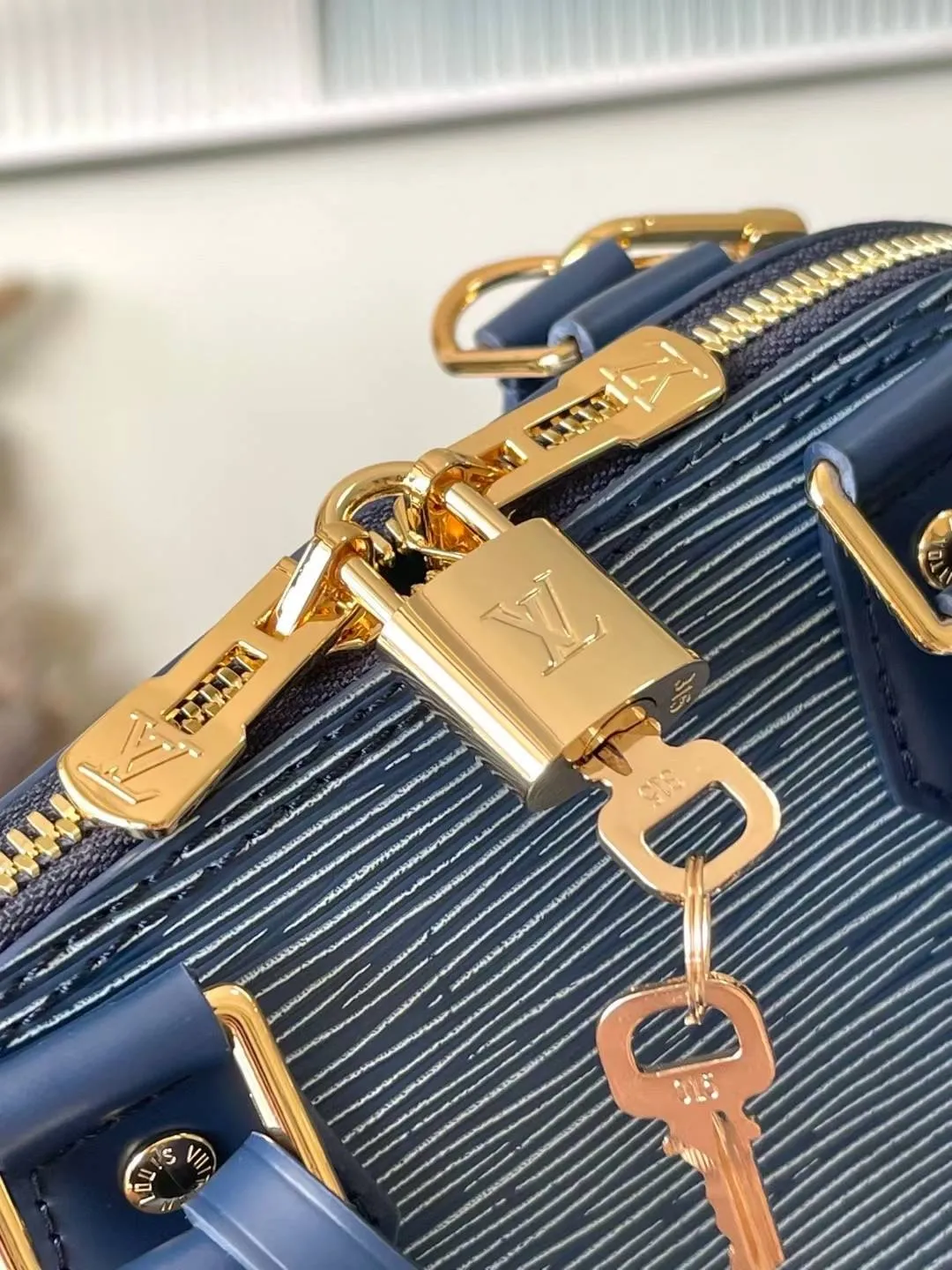 💰1500 Top original order M14853 (40302 blue and white fabric) This Alma BB bag is revisited in the latest denim blue Epi leather version. The textured effect is accompanied by a gold metallic finish, including a feature padlock and a keybell. The interior is enhanced with signature Monogram denim lining and is roomy enough to accommodate all the essentials for daily life. This model has a fabric shoulder strap to keep your hands free. 23.5 x 17.5 x 11.5 cm (LxHxW)
